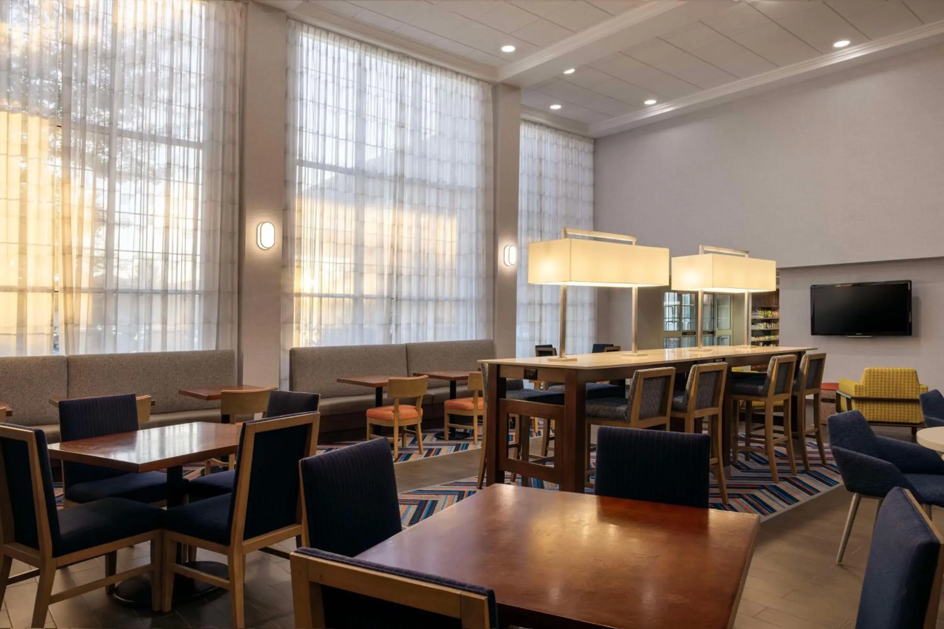 Breakfast in Hampton Inn & Suites State College at Williamsburg Square Breakfast in Hampton Inn & Suites State College at Williamsburg Square