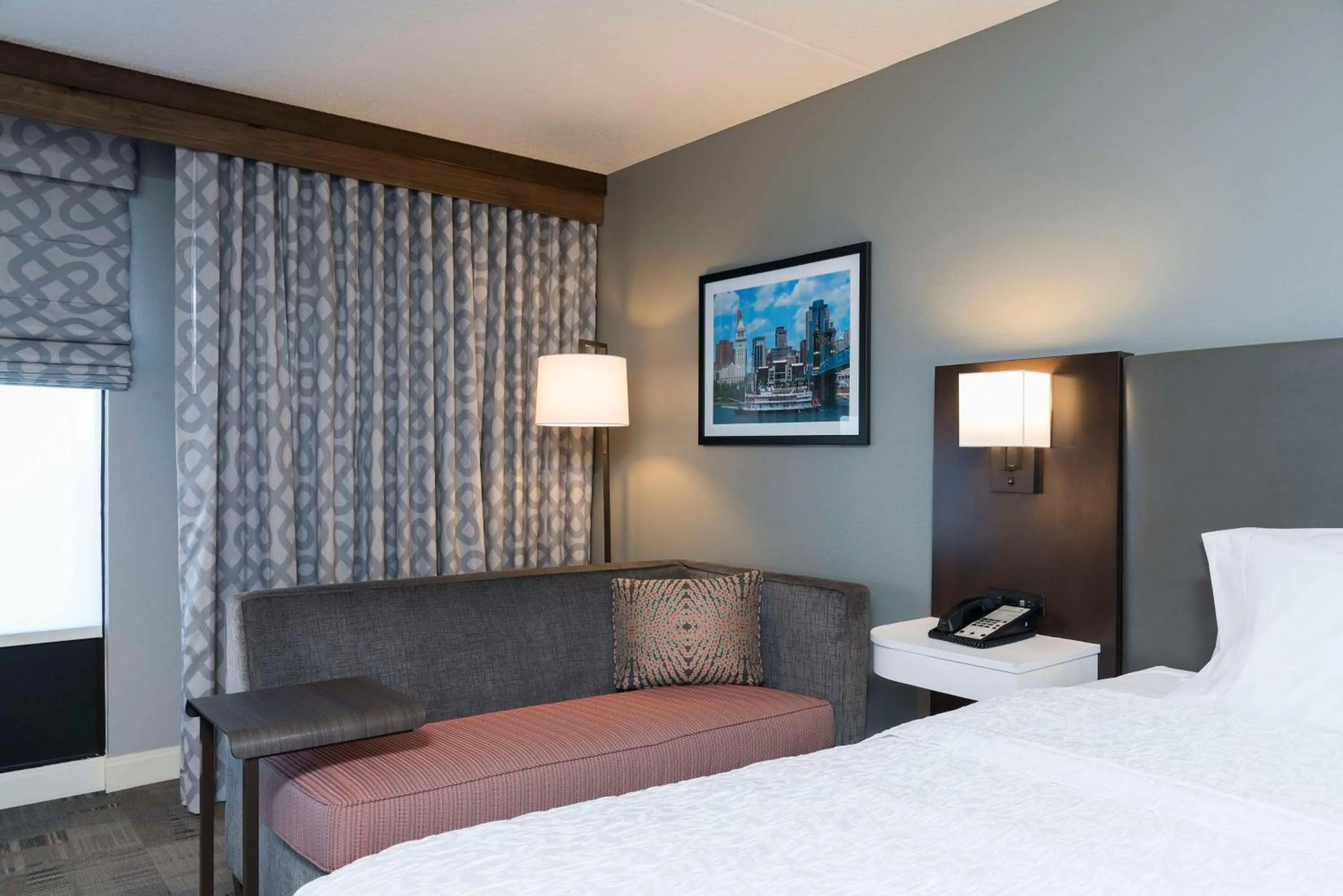 Living room, Bed in Hampton Inn Cincinnati Airport South