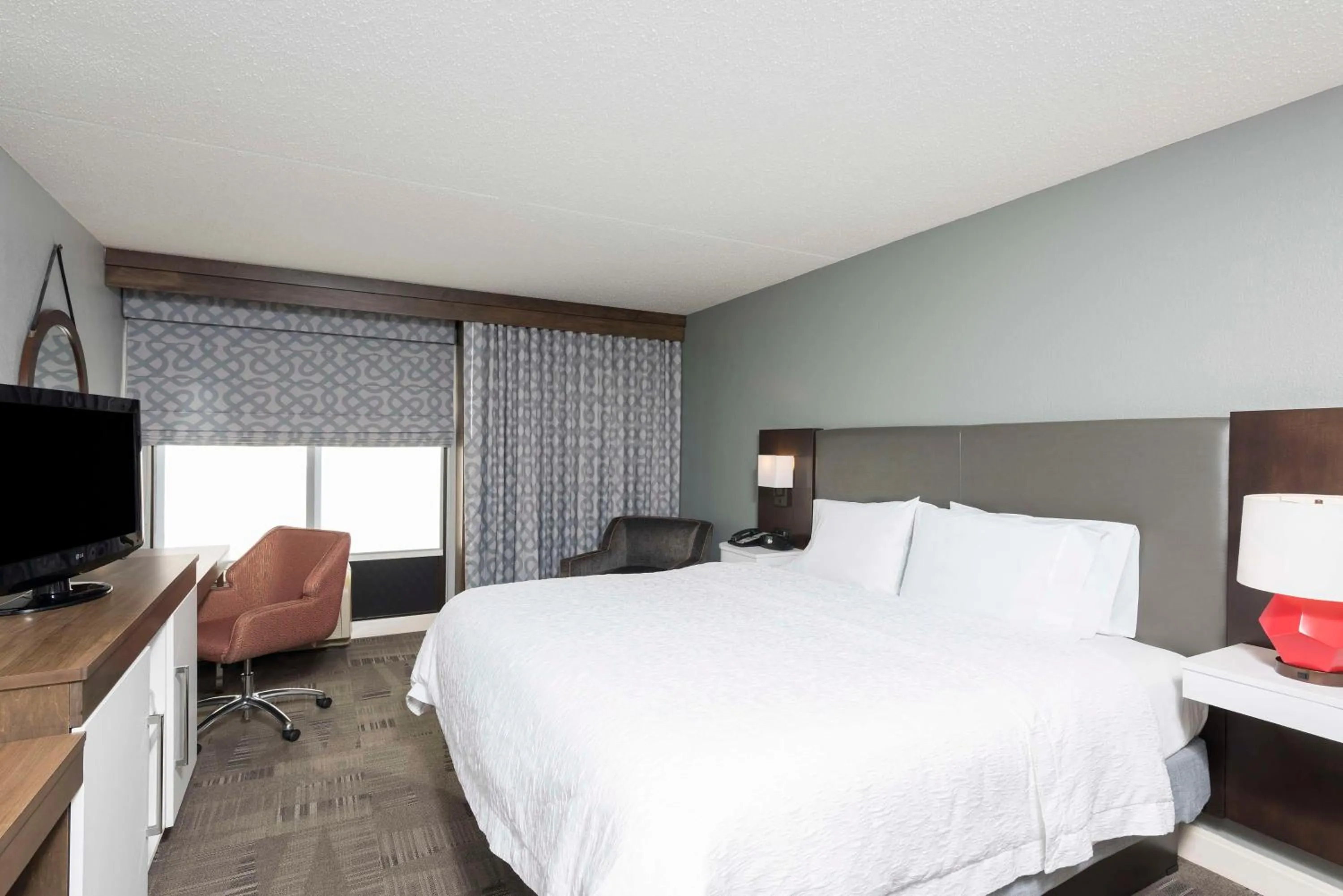 Bed in Hampton Inn Cincinnati Airport South