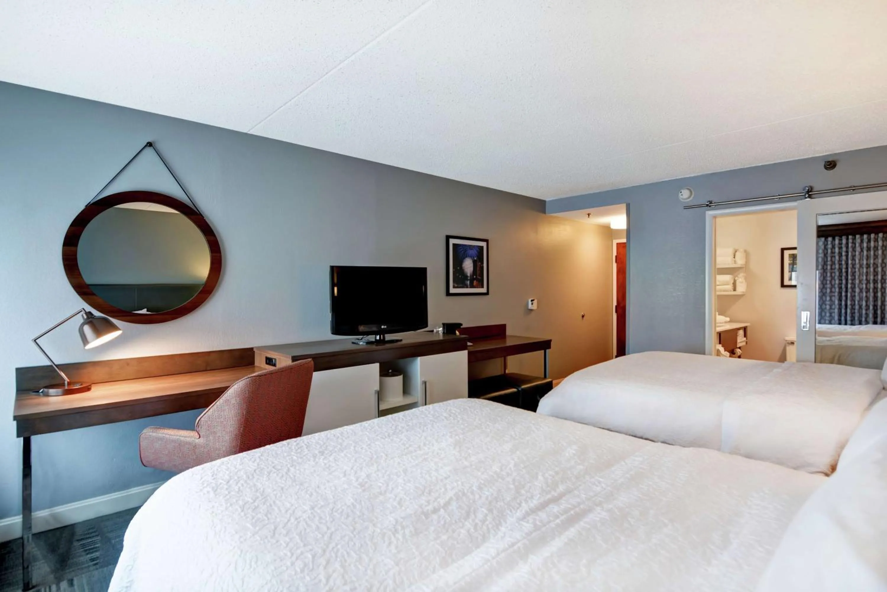 Bedroom, Bed in Hampton Inn Cincinnati Airport South