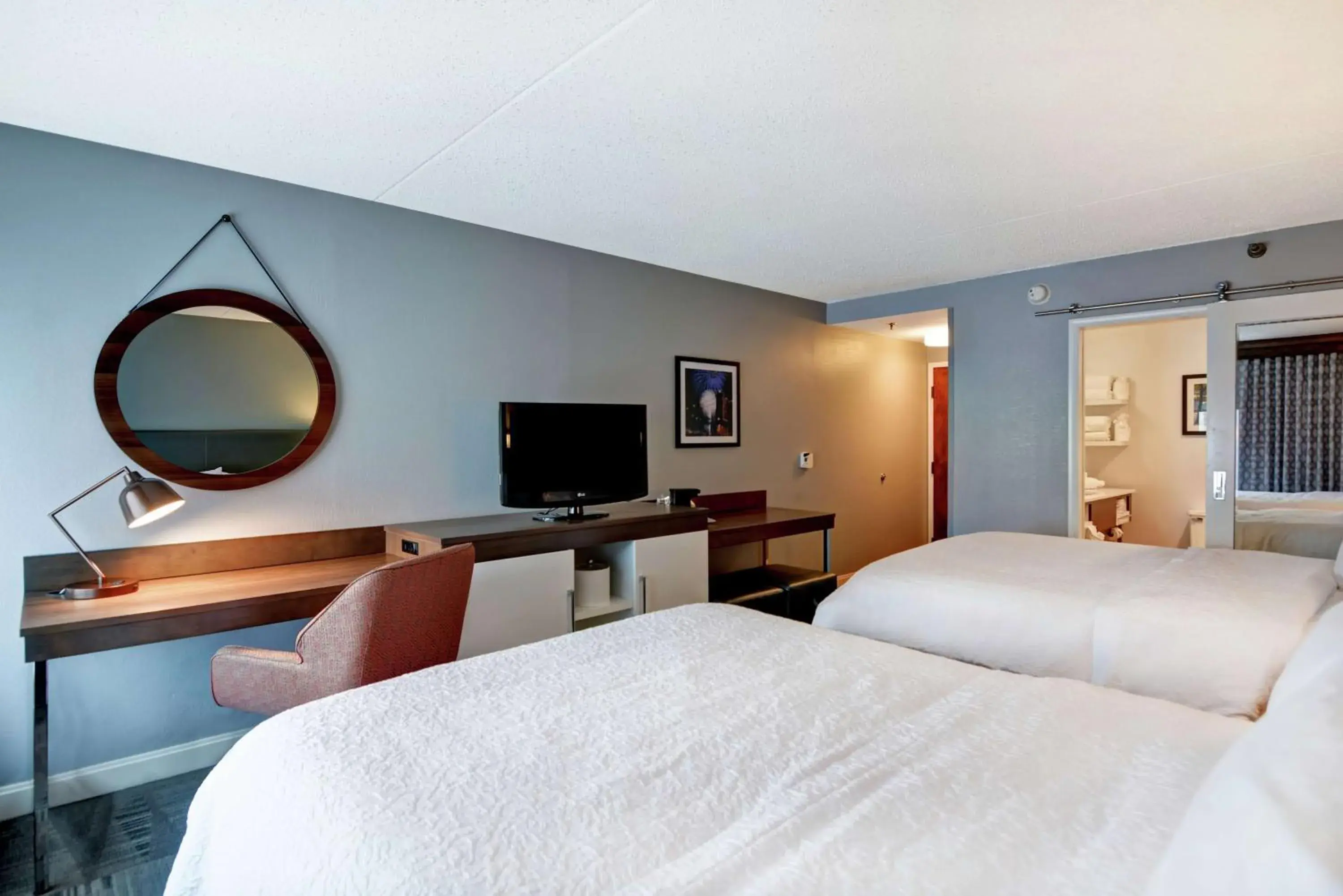 Bedroom, Bed in Hampton Inn Cincinnati Airport South Bedroom, Bed in Hampton Inn Cincinnati Airport South