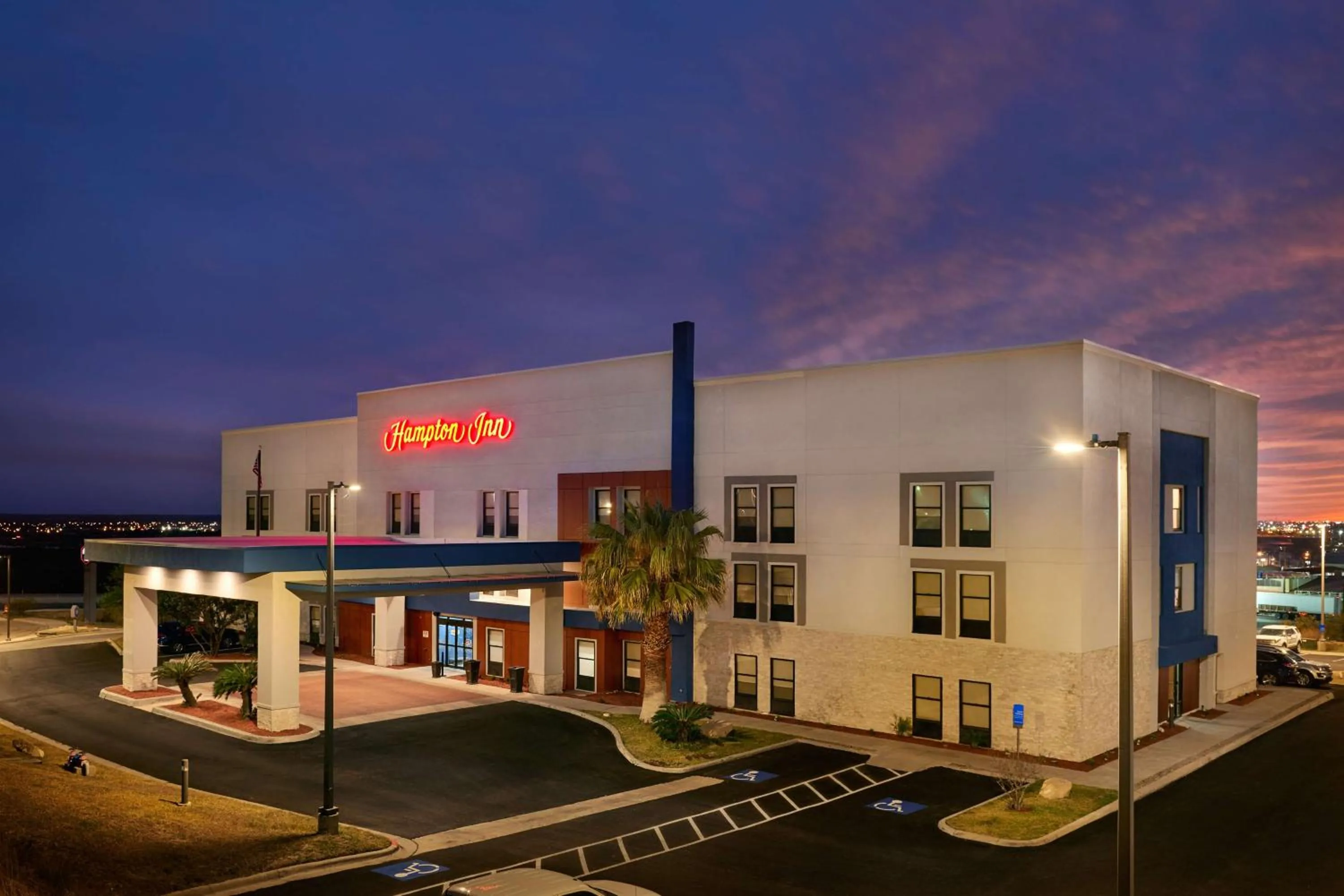 Property building in Hampton Inn Eagle Pass