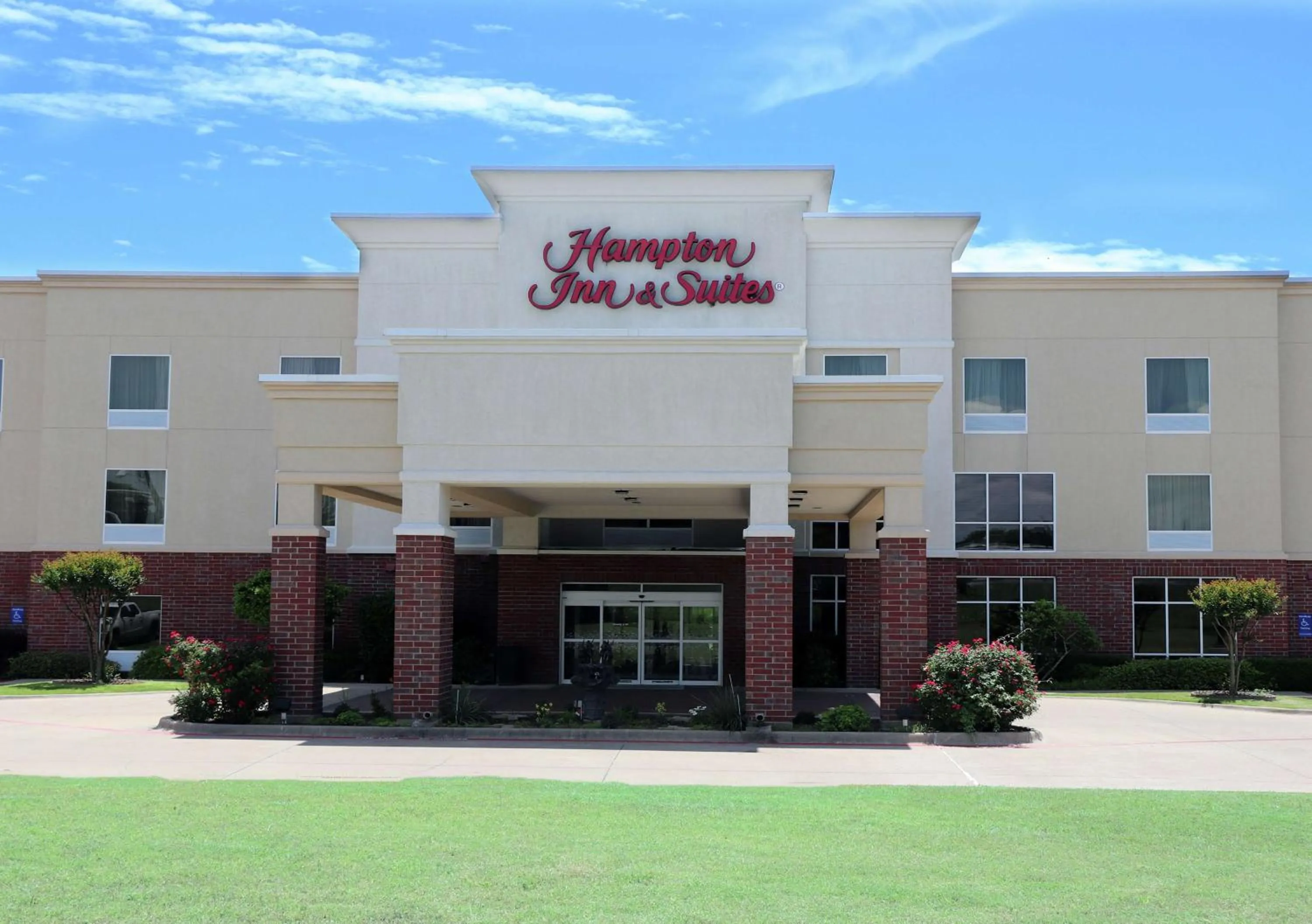 Property building in Hampton Inn and Suites Stephenville