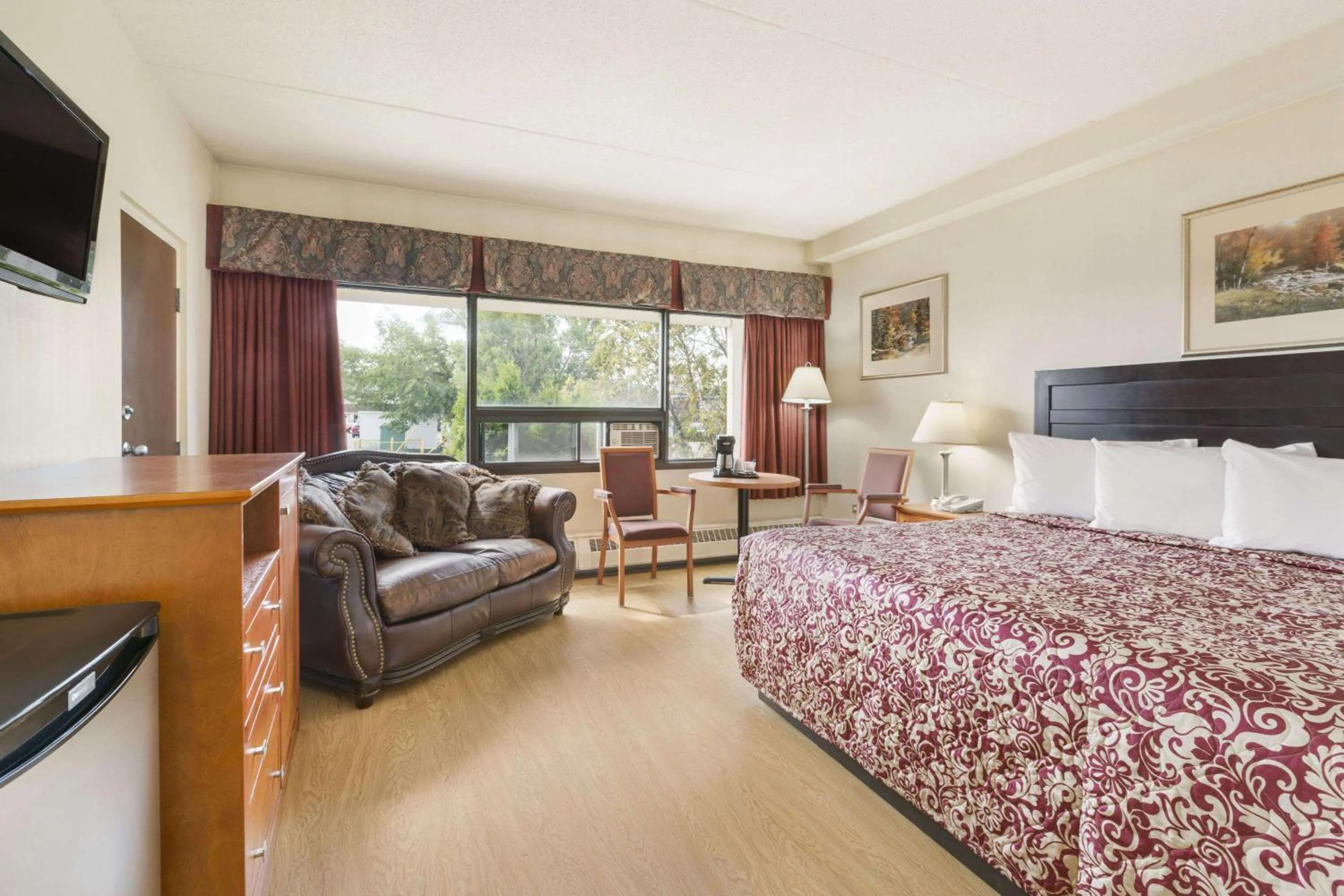 Photo of the whole room, Bed in Travelodge by Wyndham Edmonton East