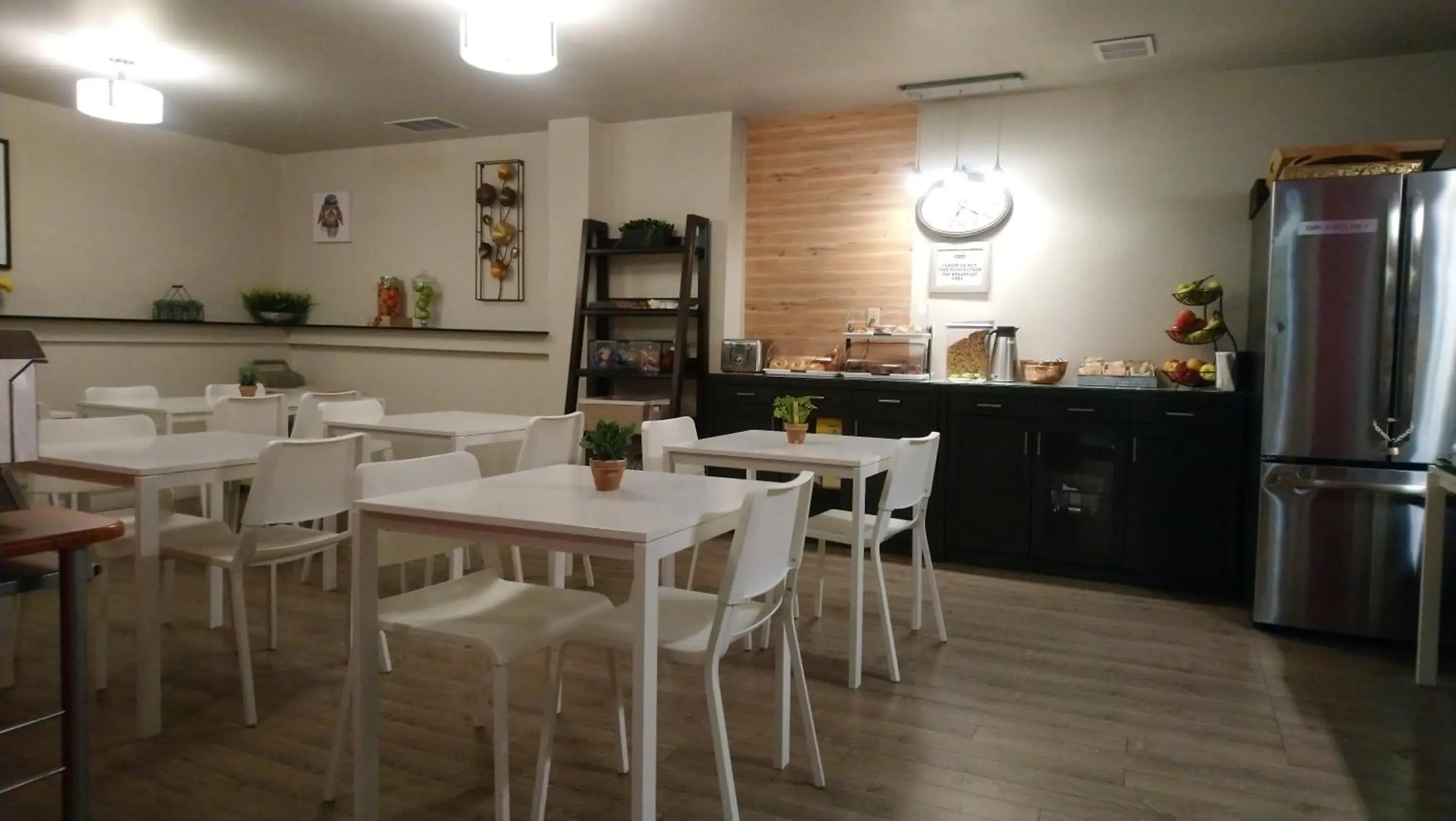 Breakfast in Travelodge by Wyndham Edmonton East Breakfast in Travelodge by Wyndham Edmonton East