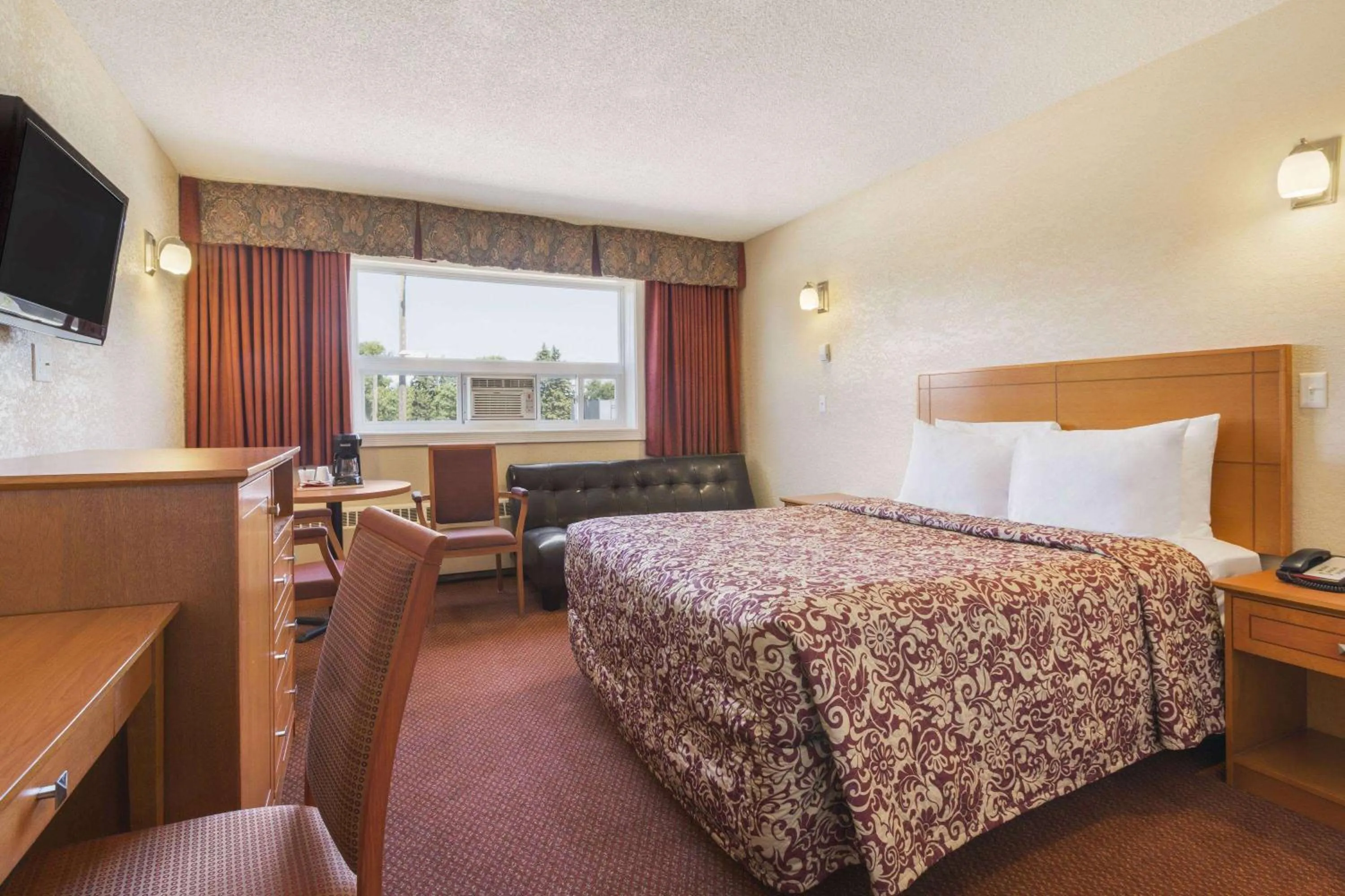 Photo of the whole room, Bed in Travelodge by Wyndham Edmonton East