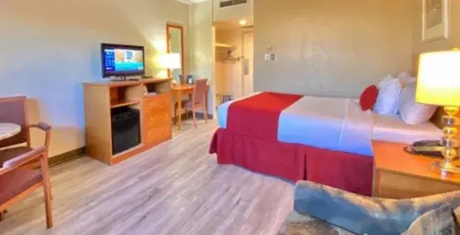 Queen Room - Smoking in Travelodge by Wyndham Edmonton East Queen Room - Smoking in Travelodge by Wyndham Edmonton East