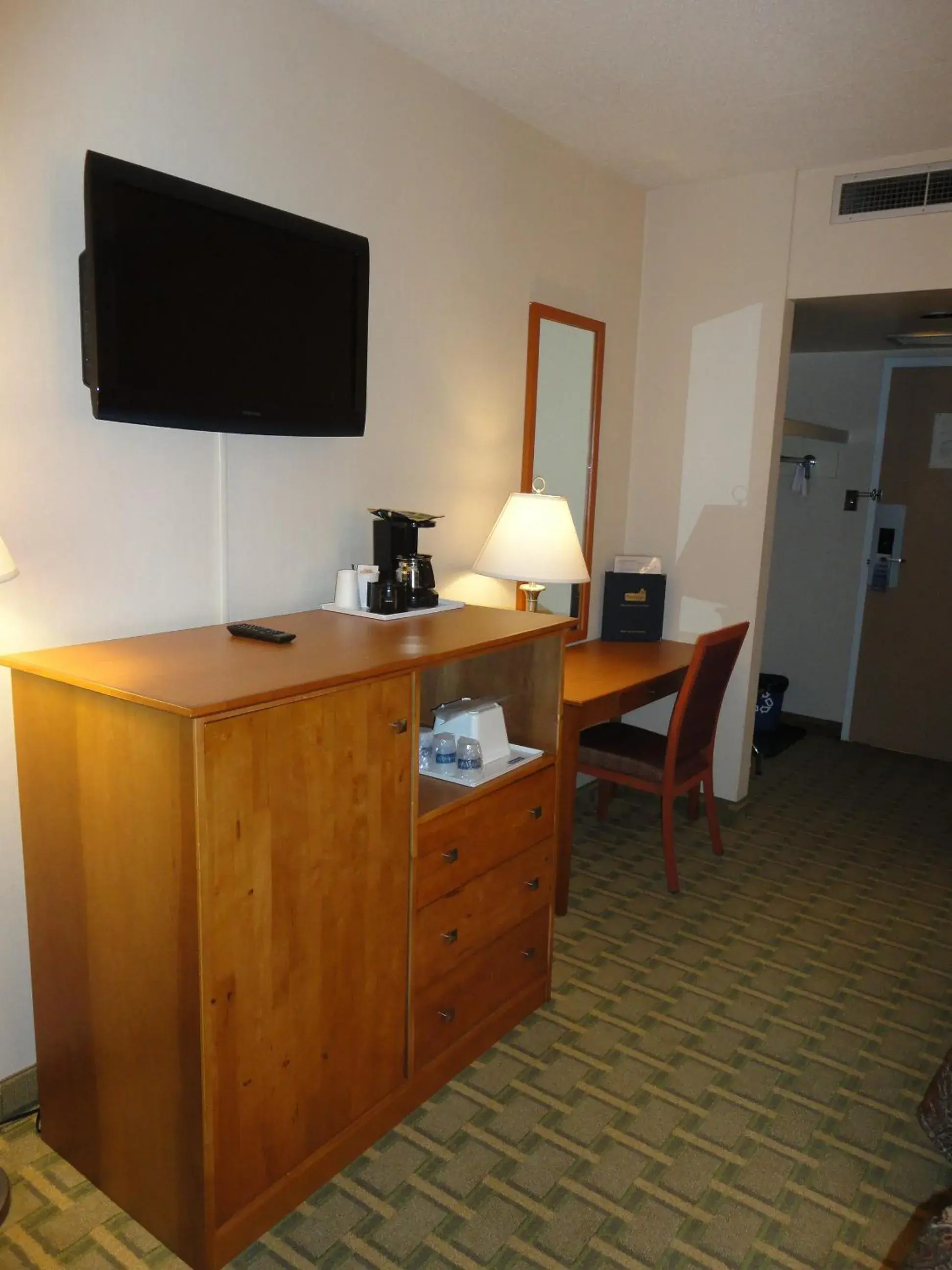 TV and multimedia in Travelodge by Wyndham Edmonton East TV and multimedia in Travelodge by Wyndham Edmonton East