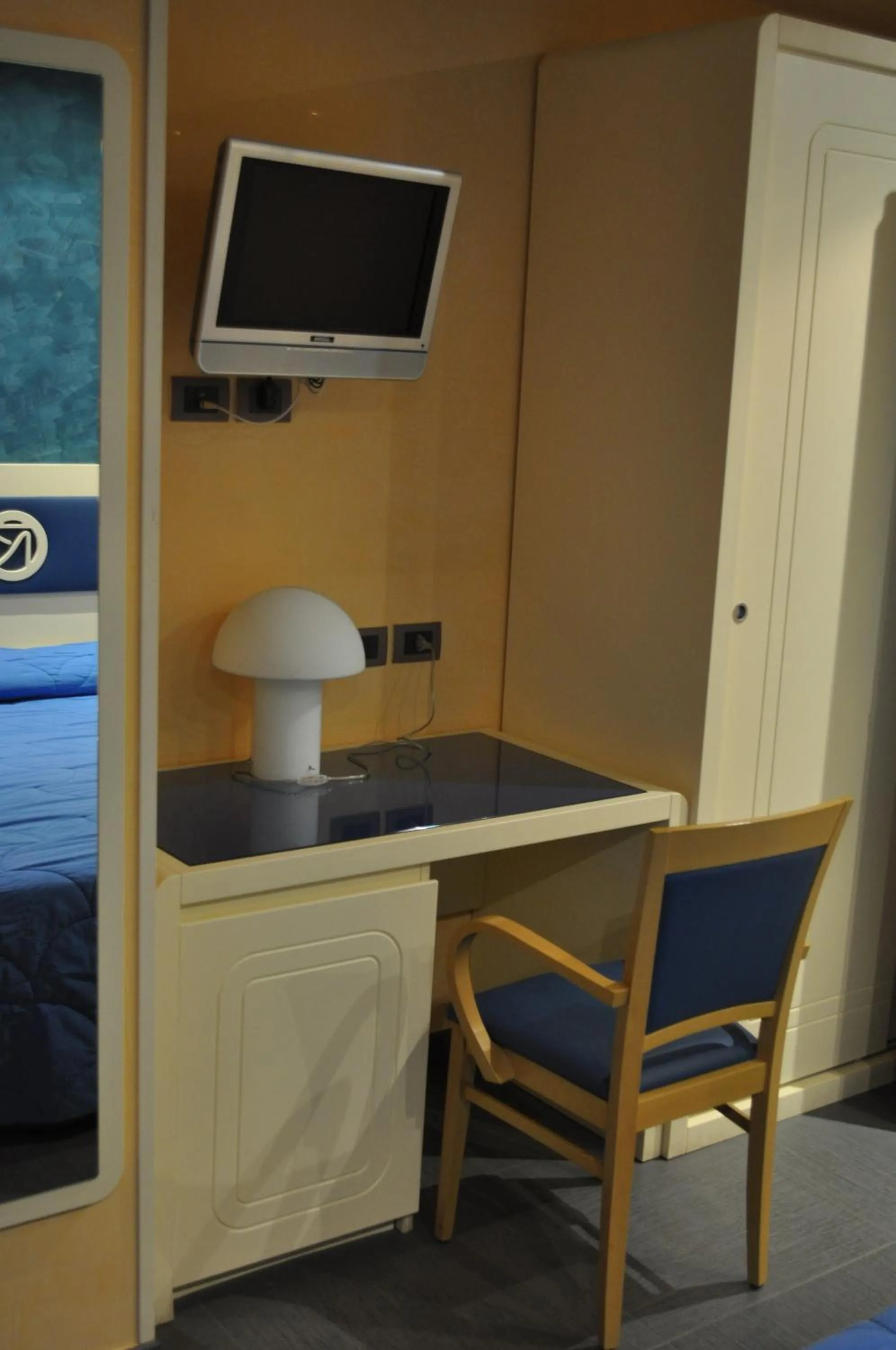 Seating area, Bed in Aerhotel Phelipe