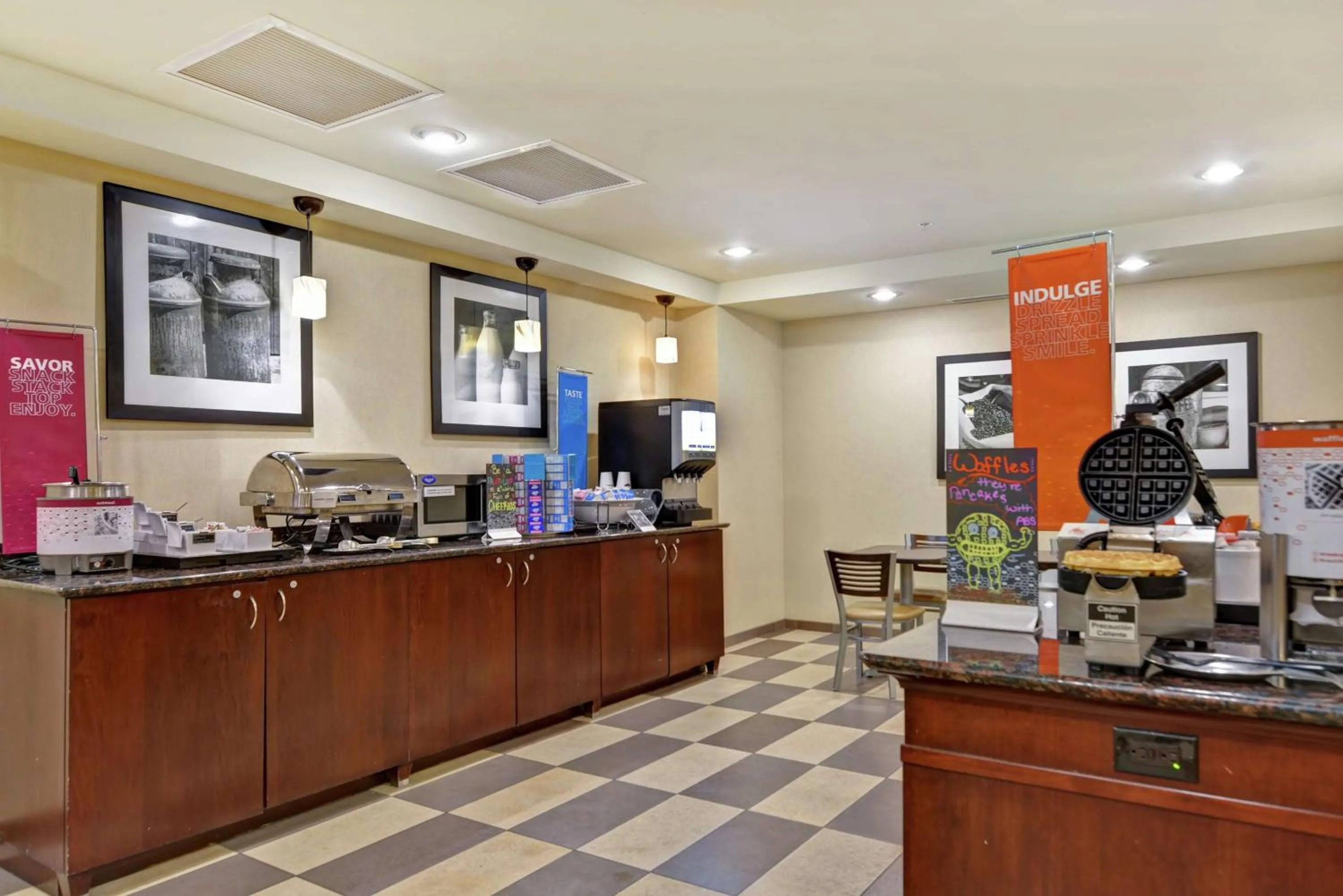 Breakfast in Hampton Inn and Suites Peoria at Grand Prairie