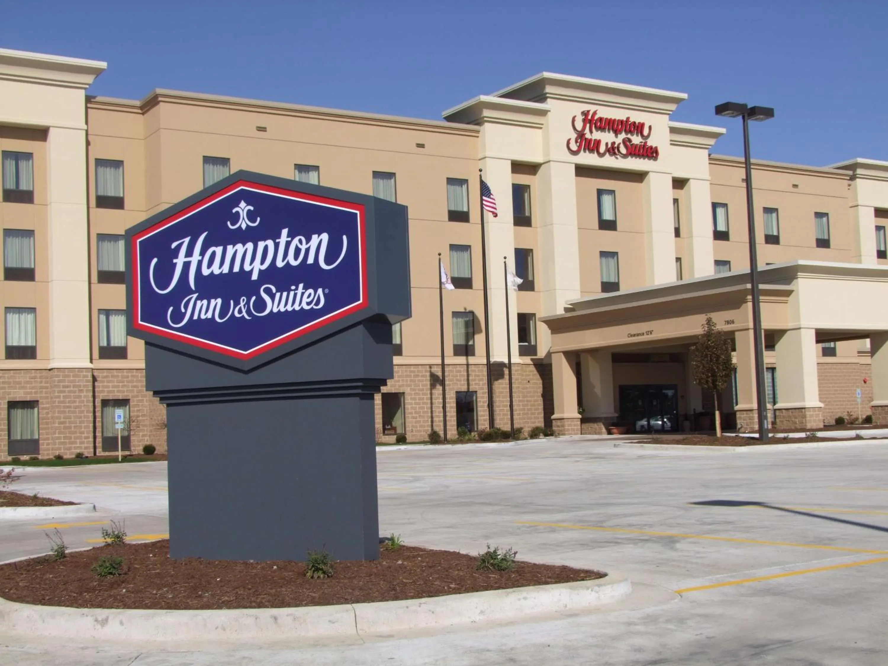 Property building in Hampton Inn and Suites Peoria at Grand Prairie