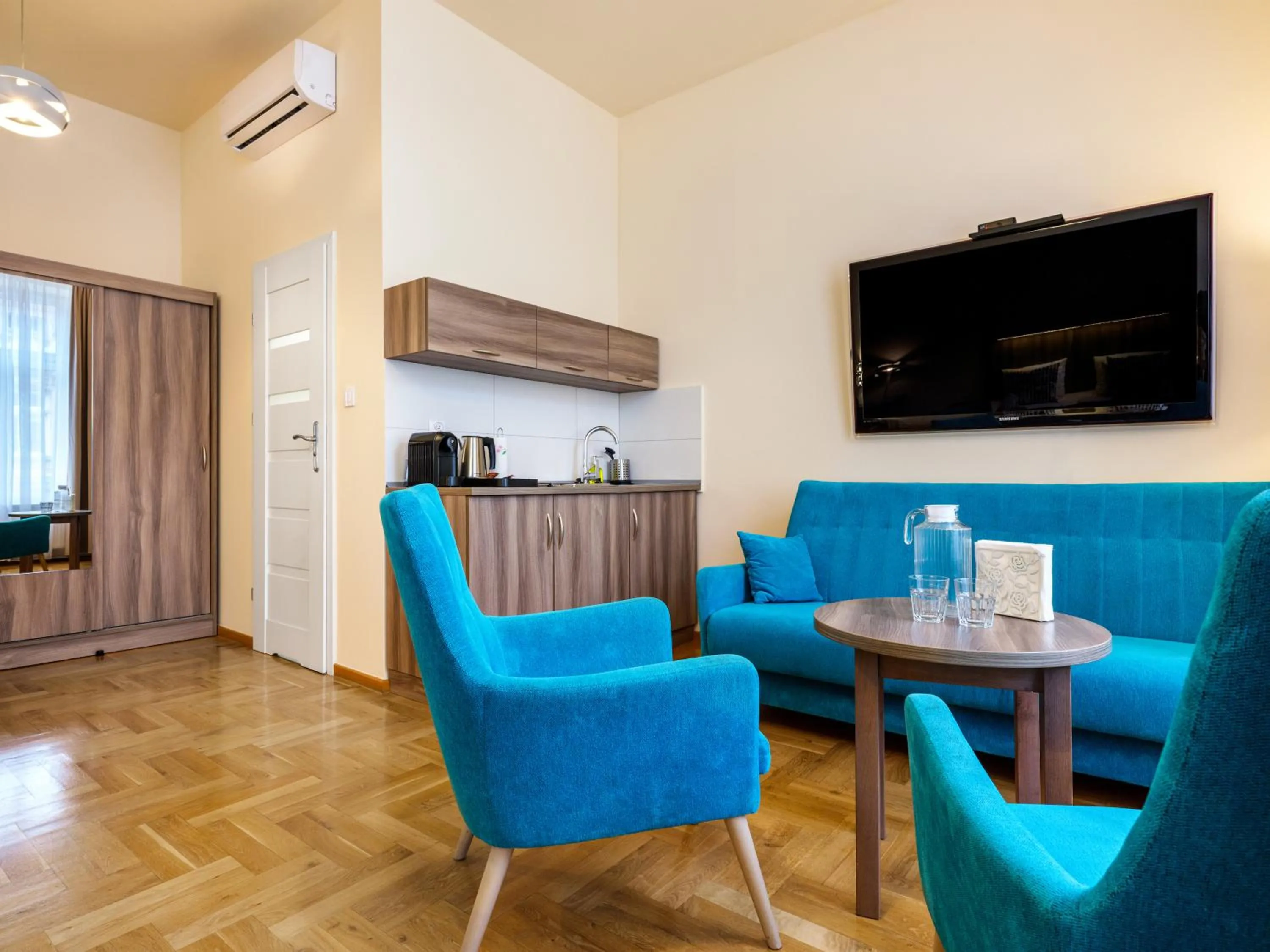 Photo of the whole room in Kosmopolita Apartments