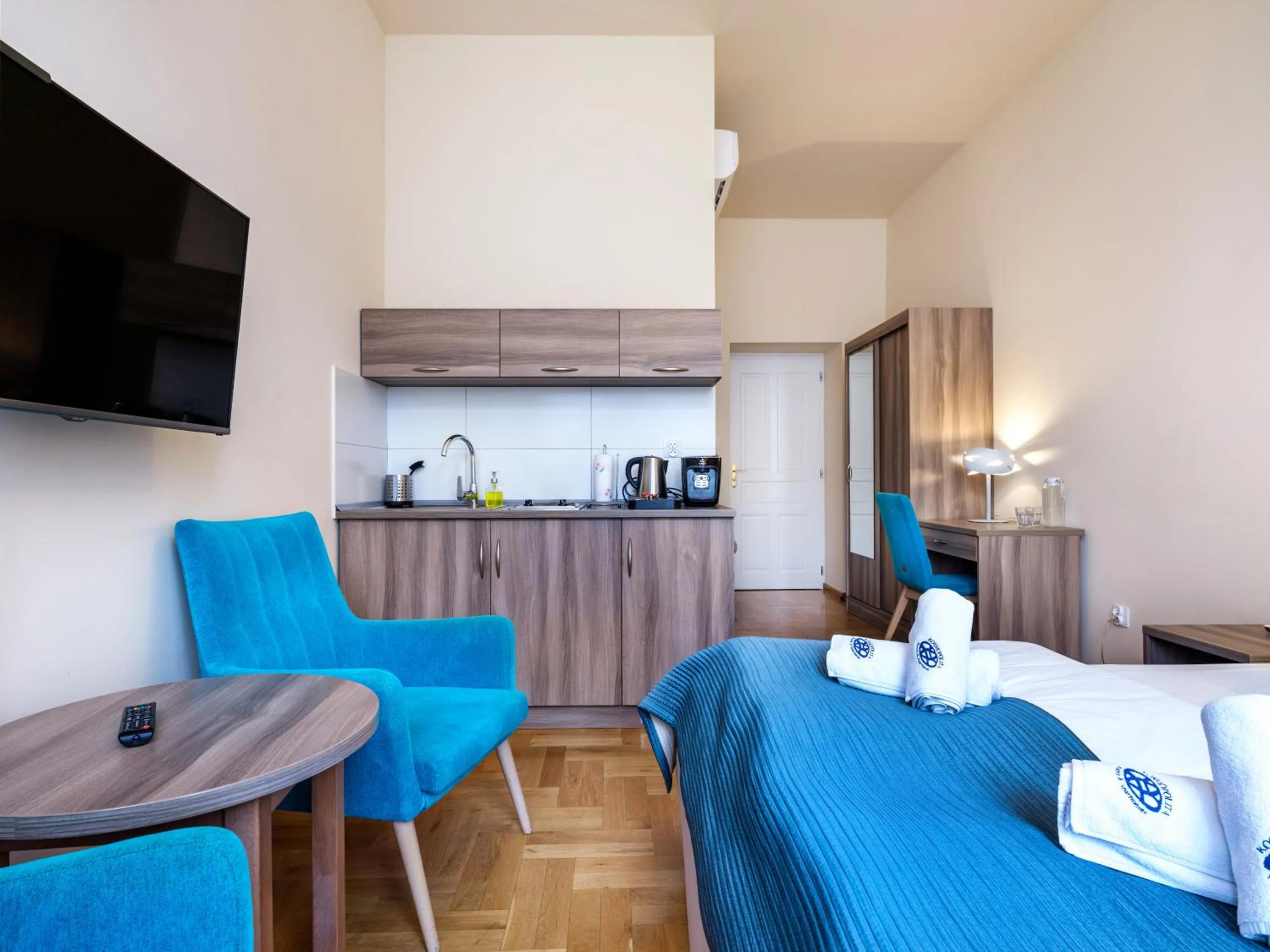 Photo of the whole room, Bed in Kosmopolita Apartments