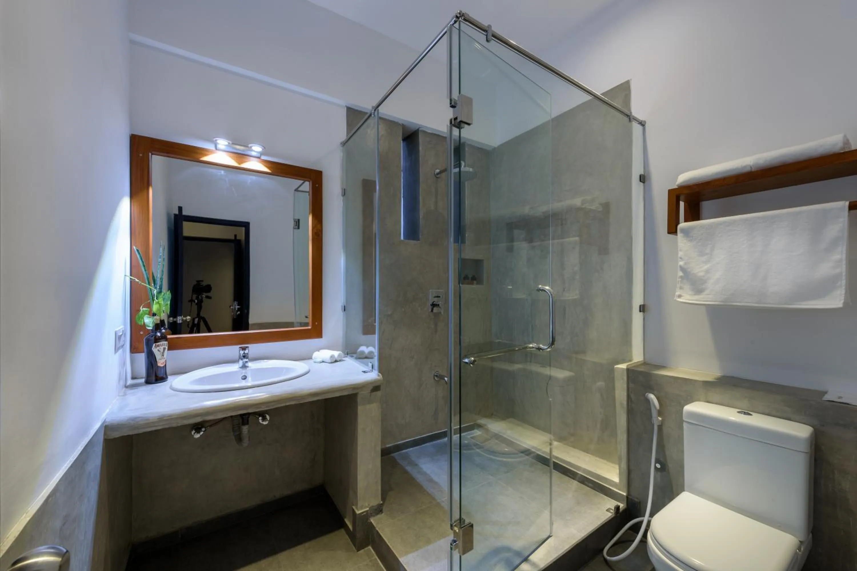 Shower in Fern Colombo