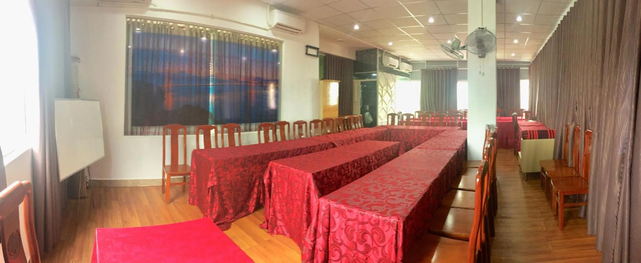 Restaurant/places to eat in Yen Vy 04 Luxury Hotel