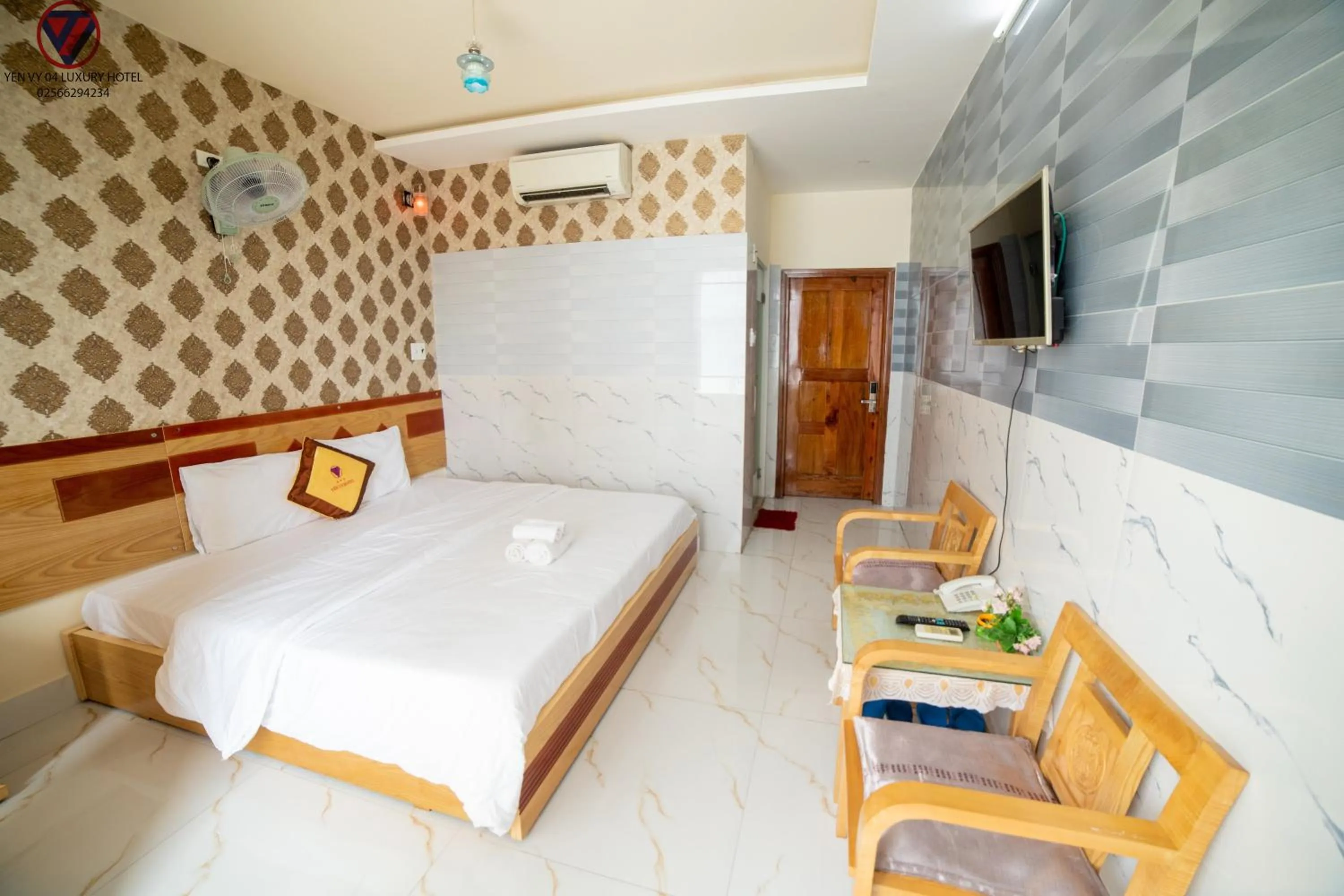 Photo of the whole room, Bed in Yen Vy 04 Luxury Hotel