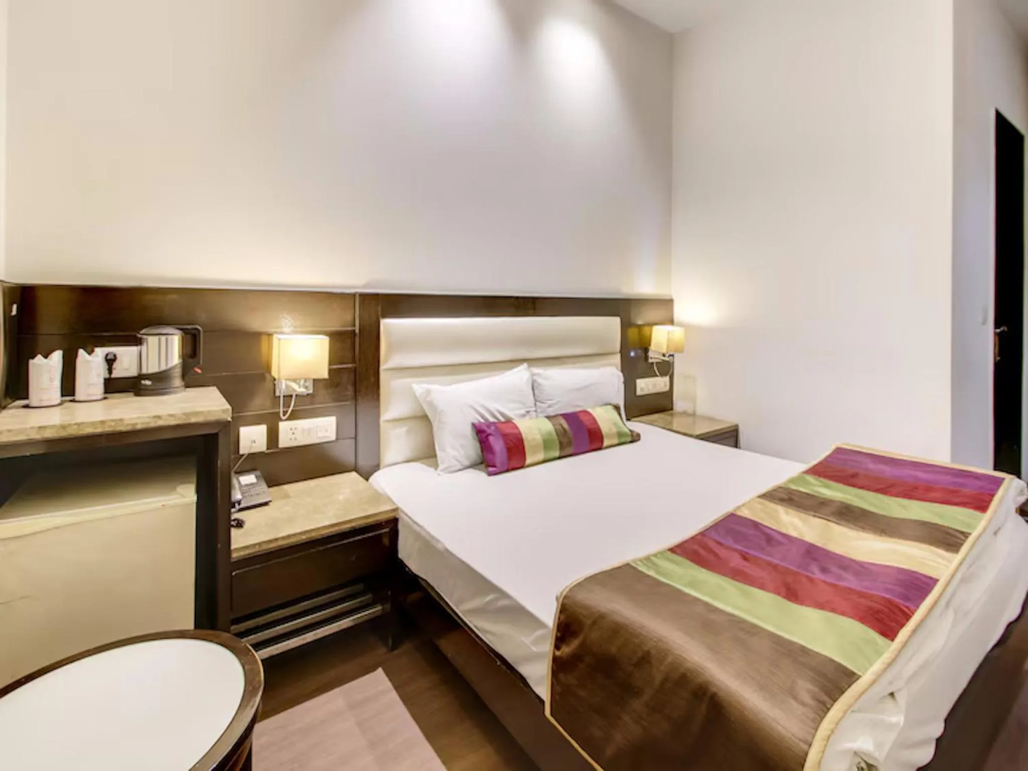 Bedroom, Bed in Hotel Chanchal Continental - 02 Mins from New Delhi Railway Station