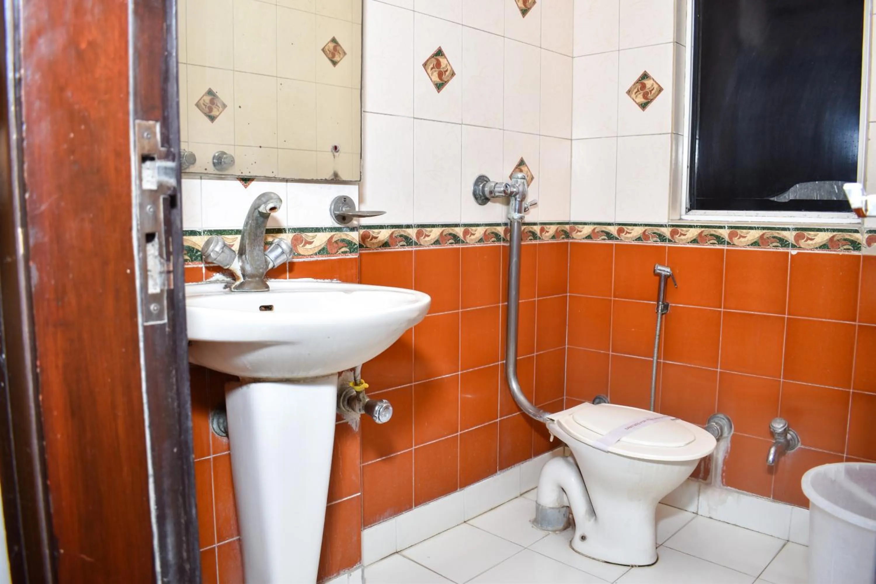 Shower in Hotel Chanchal Continental - 02 Mins from New Delhi Railway Station