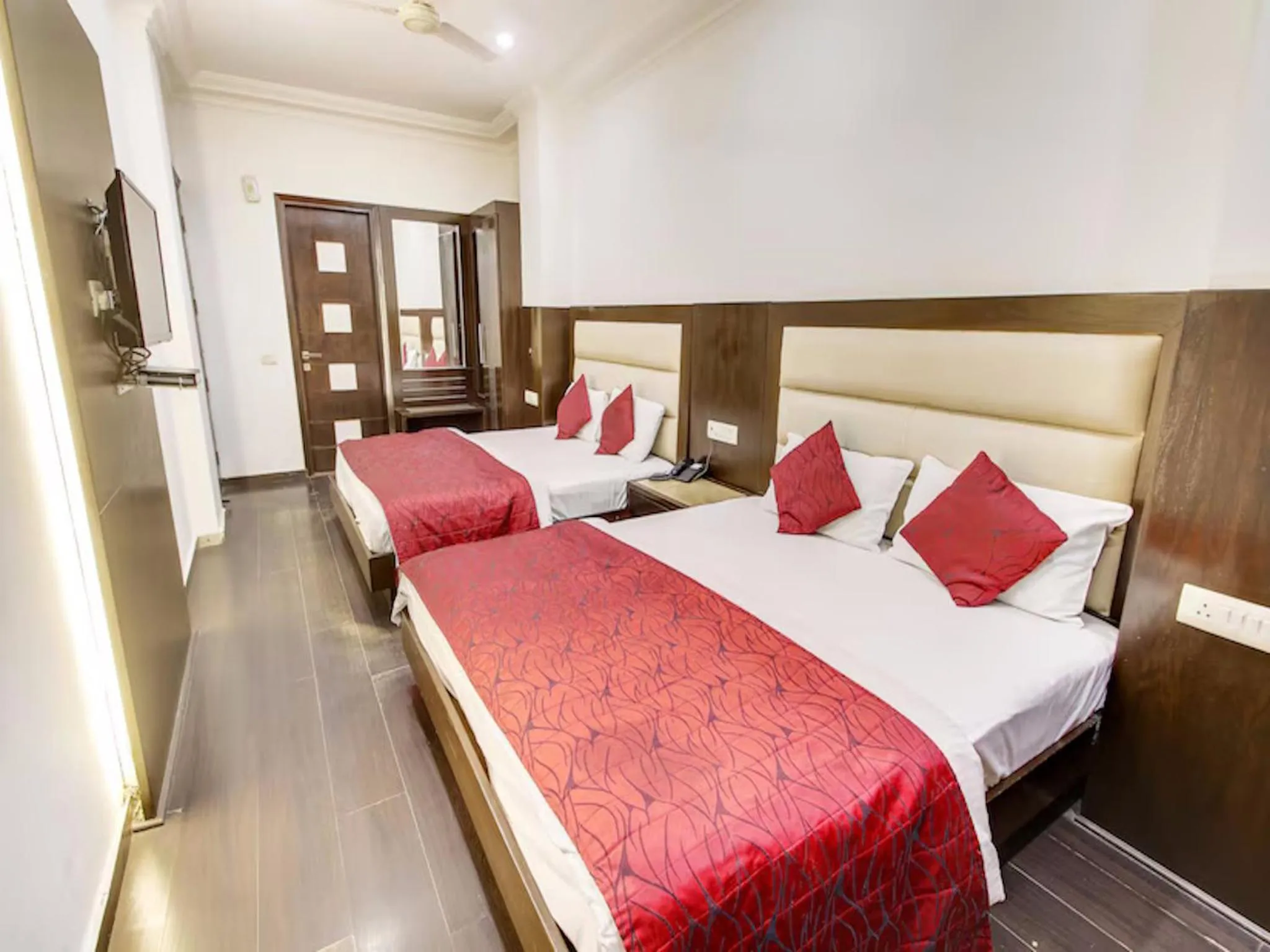 Bedroom, Bed in Hotel Chanchal Continental - 02 Mins from New Delhi Railway Station