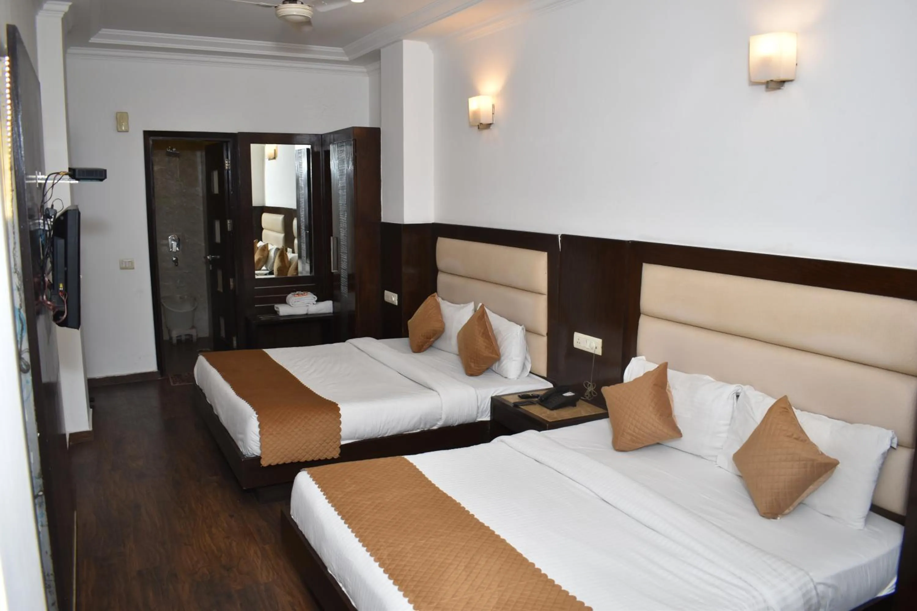 Bed in Hotel Chanchal Continental - 02 Mins from New Delhi Railway Station