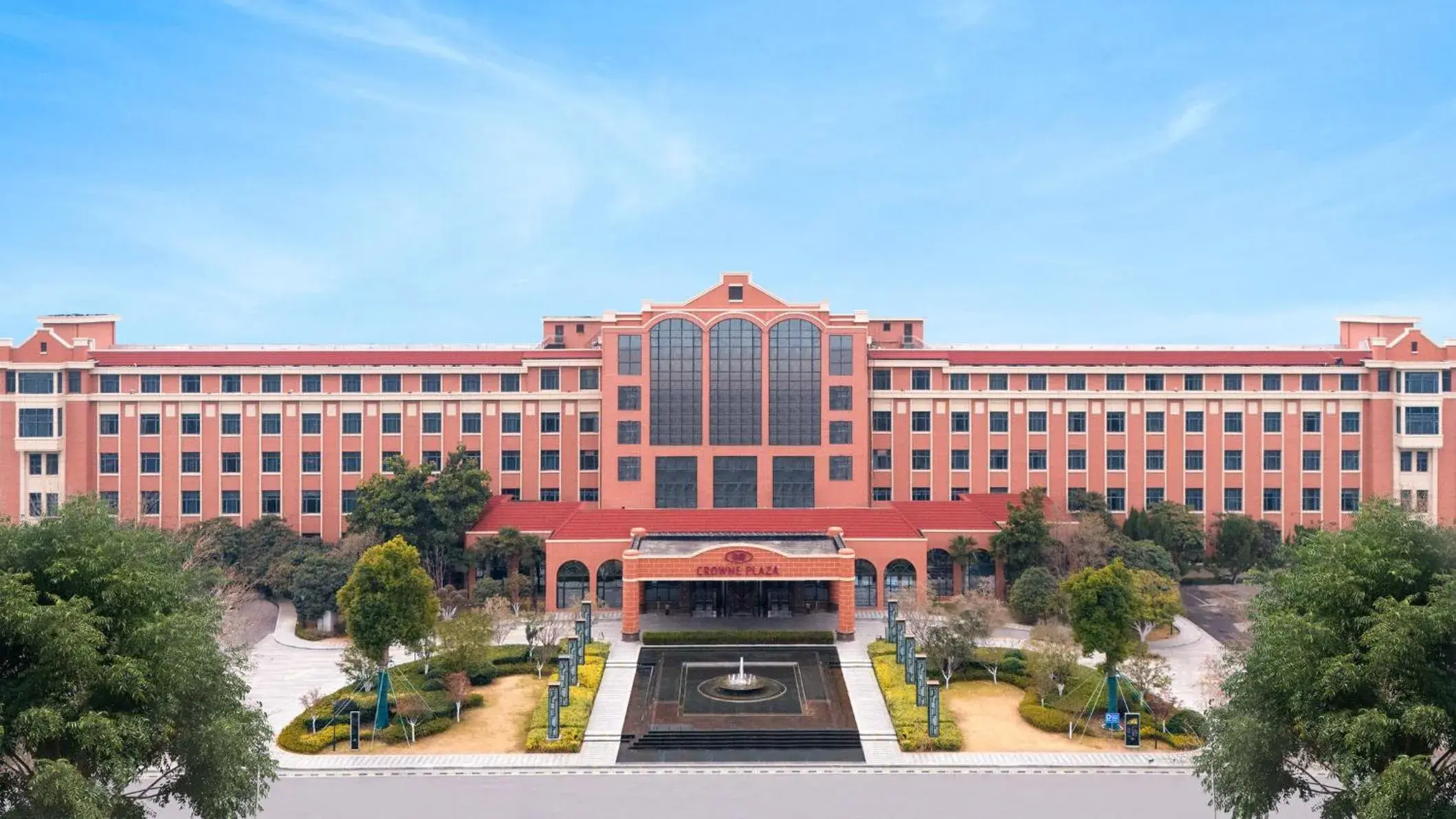 Property building in Crowne Plaza Zhengzhou by IHG Property building in Crowne Plaza Zhengzhou by IHG