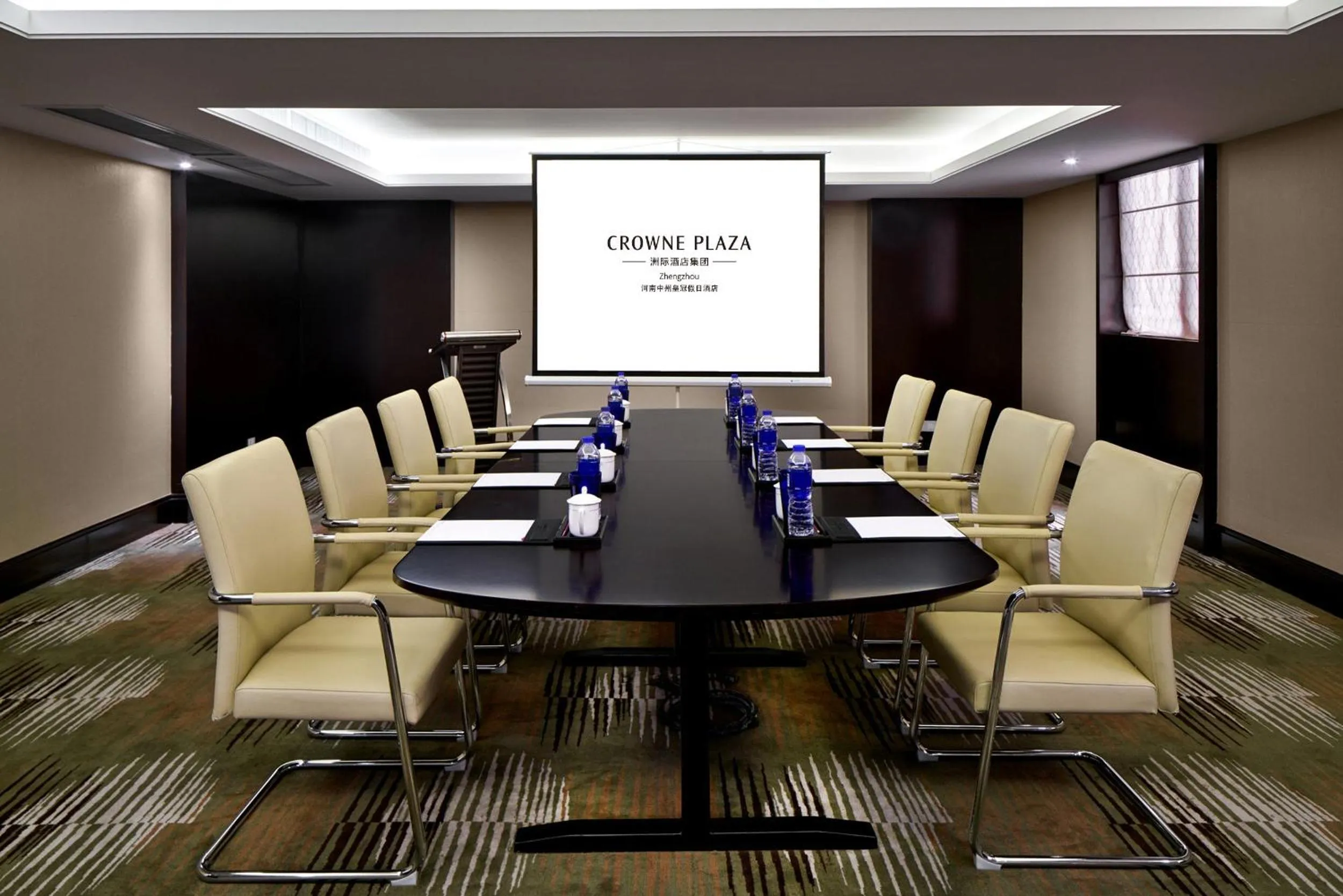 Meeting/conference room in Crowne Plaza Zhengzhou by IHG