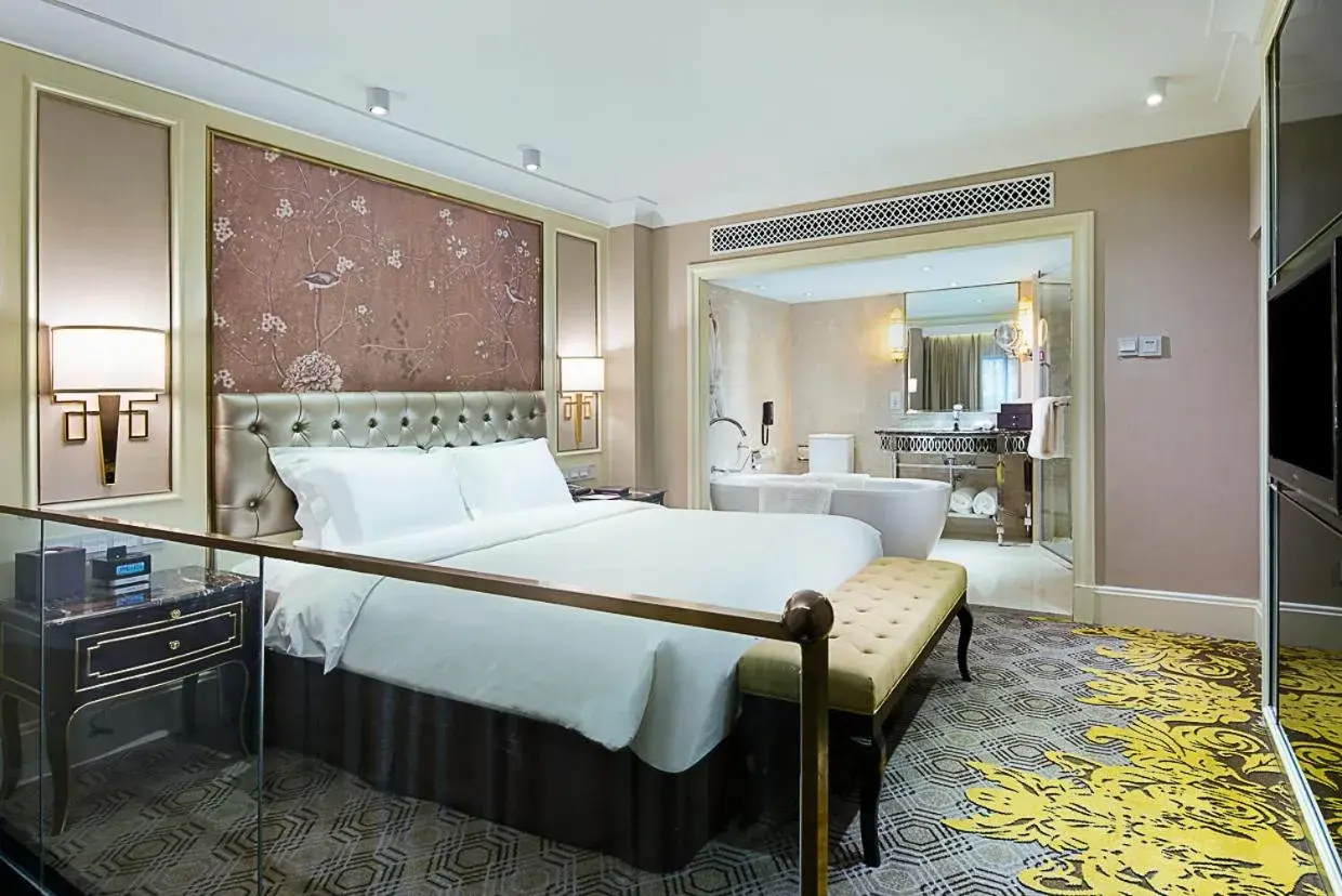 Bedroom, Bed in Crowne Plaza Zhengzhou by IHG Bedroom, Bed in Crowne Plaza Zhengzhou by IHG