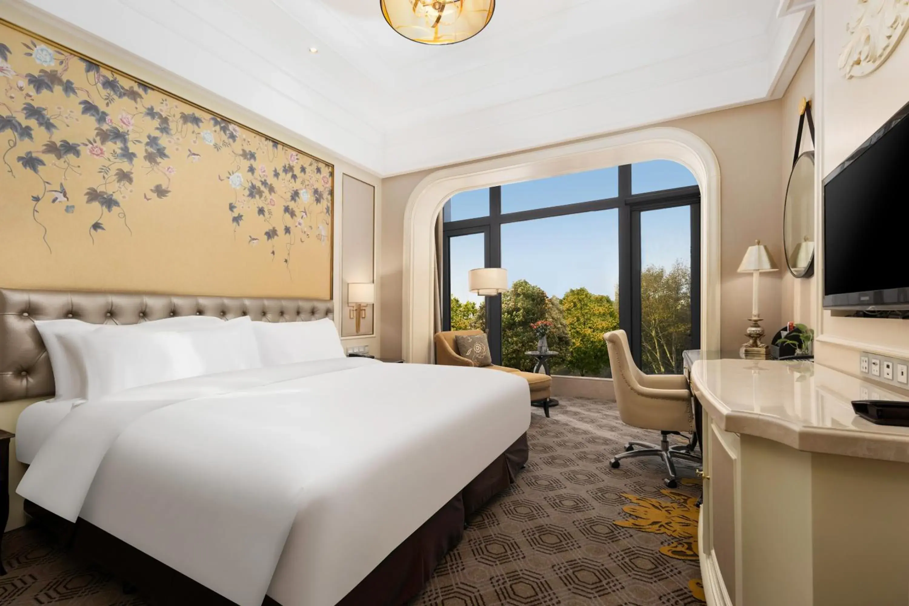 Photo of the whole room, Bed in Crowne Plaza Zhengzhou by IHG Photo of the whole room, Bed in Crowne Plaza Zhengzhou by IHG