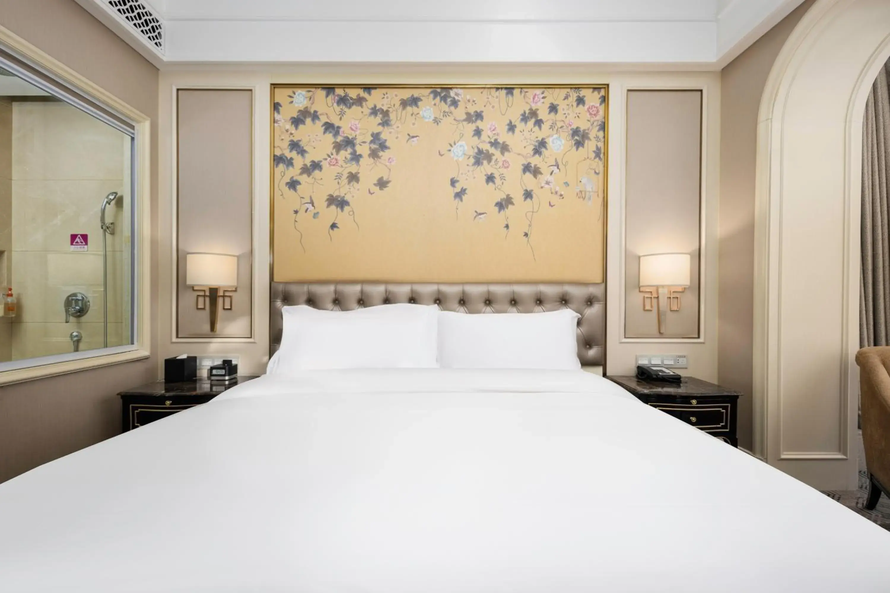 Bed in Crowne Plaza Zhengzhou by IHG Bed in Crowne Plaza Zhengzhou by IHG