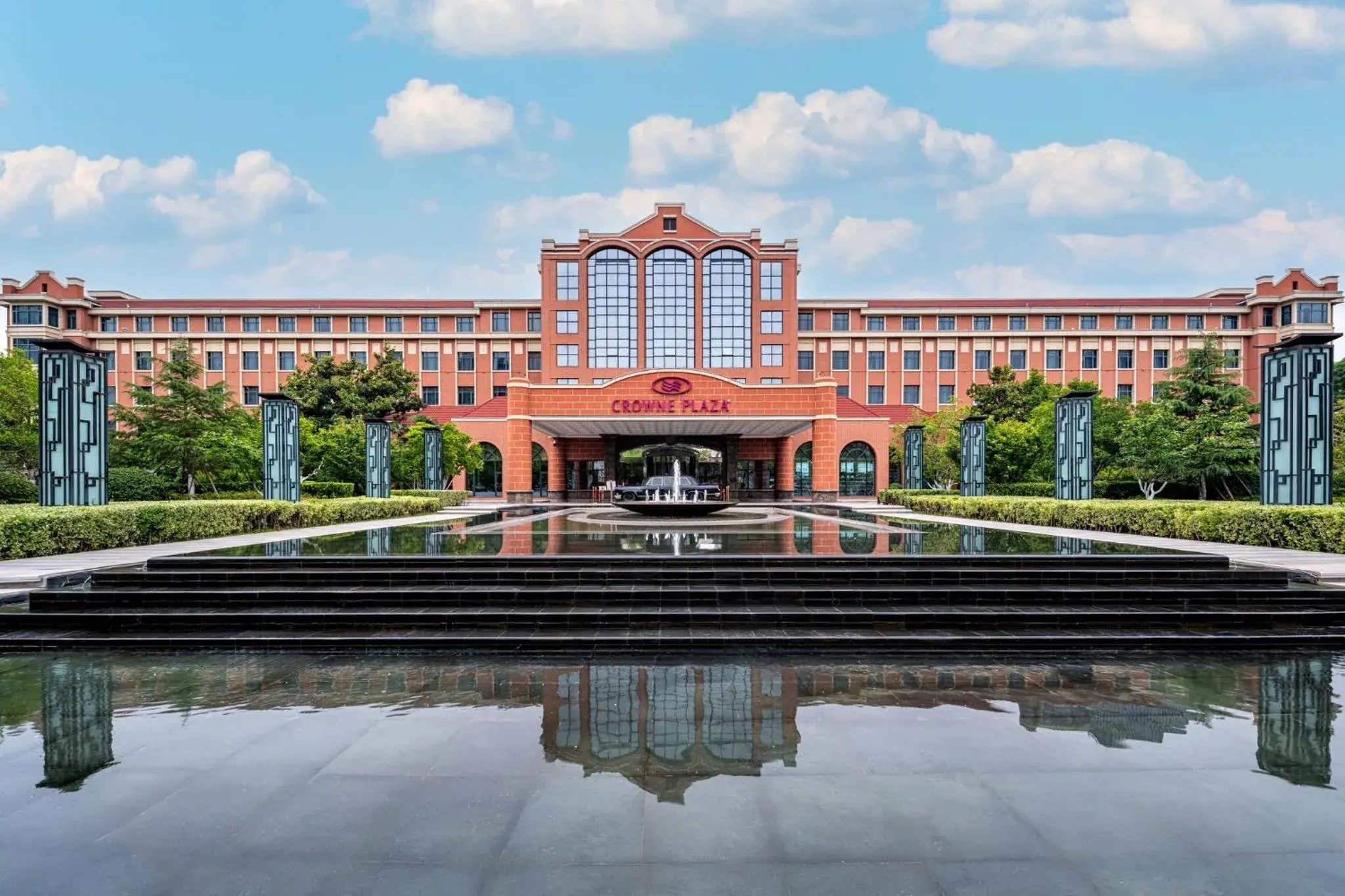 Property building in Crowne Plaza Zhengzhou by IHG Property building in Crowne Plaza Zhengzhou by IHG