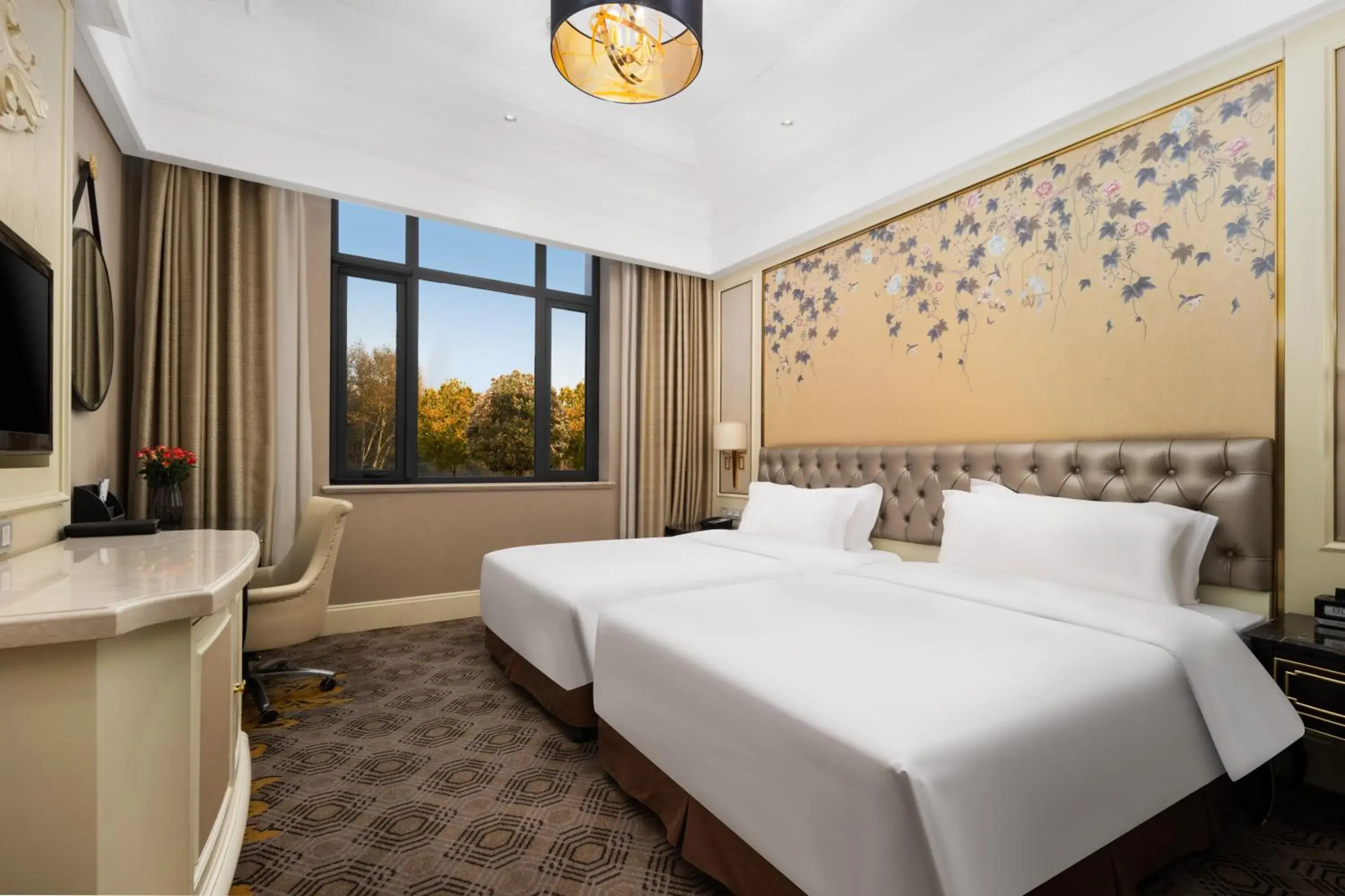 Photo of the whole room, Bed in Crowne Plaza Zhengzhou by IHG Photo of the whole room, Bed in Crowne Plaza Zhengzhou by IHG