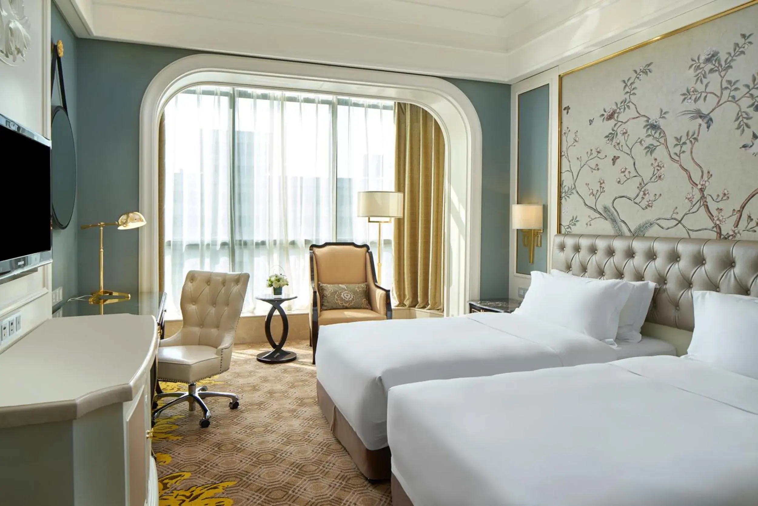 Living room, Bed in Crowne Plaza Zhengzhou by IHG Living room, Bed in Crowne Plaza Zhengzhou by IHG