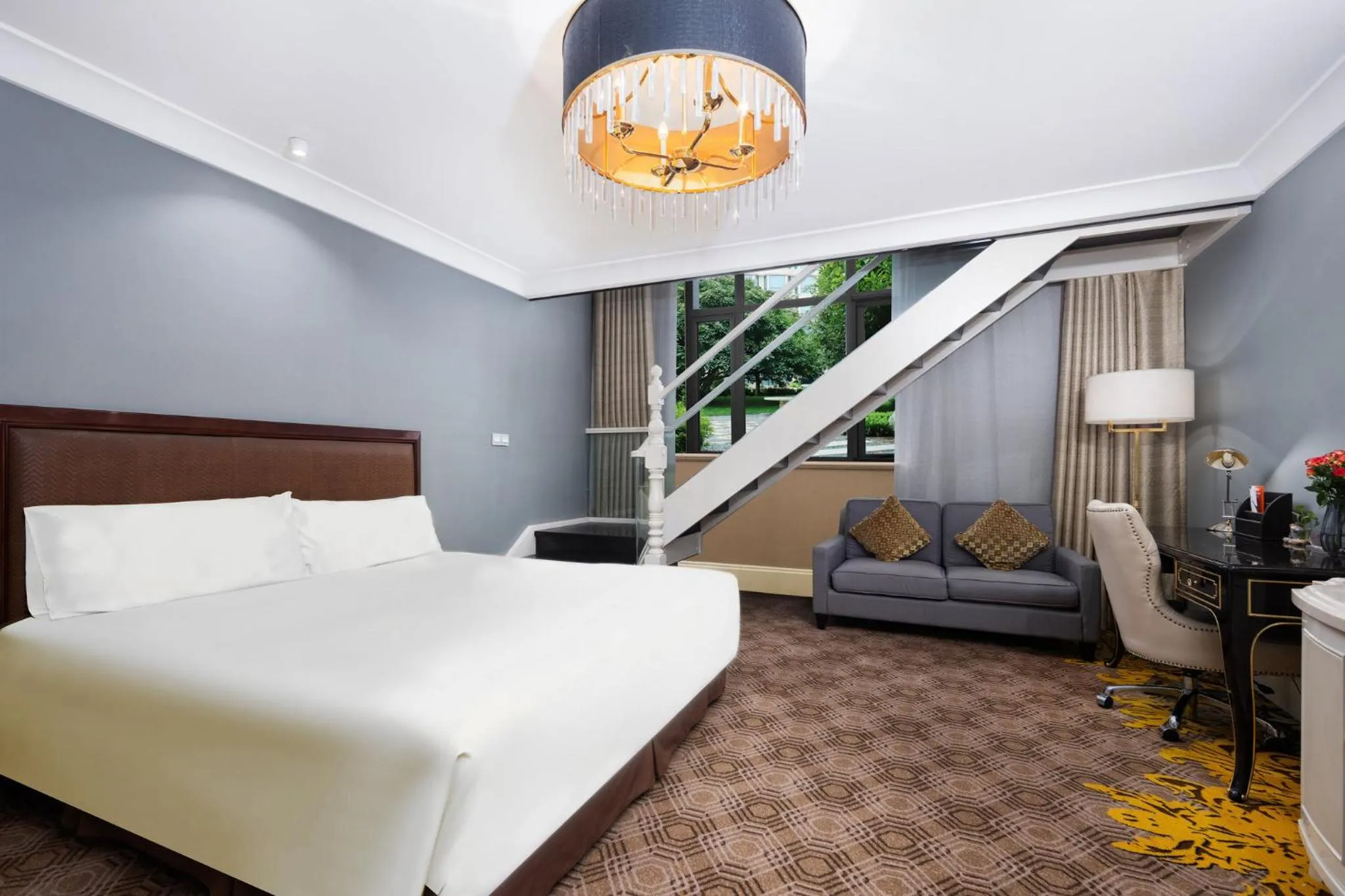 Photo of the whole room, Bed in Crowne Plaza Zhengzhou by IHG