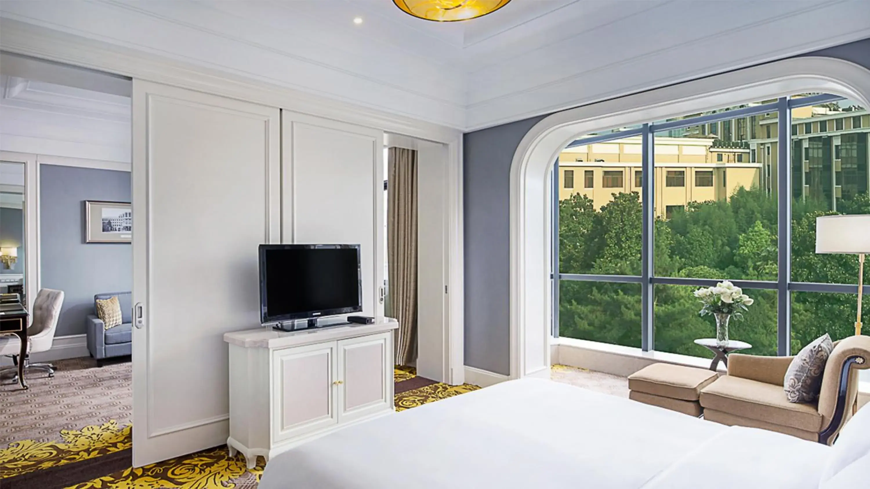 Photo of the whole room, Bed in Crowne Plaza Zhengzhou by IHG Photo of the whole room, Bed in Crowne Plaza Zhengzhou by IHG