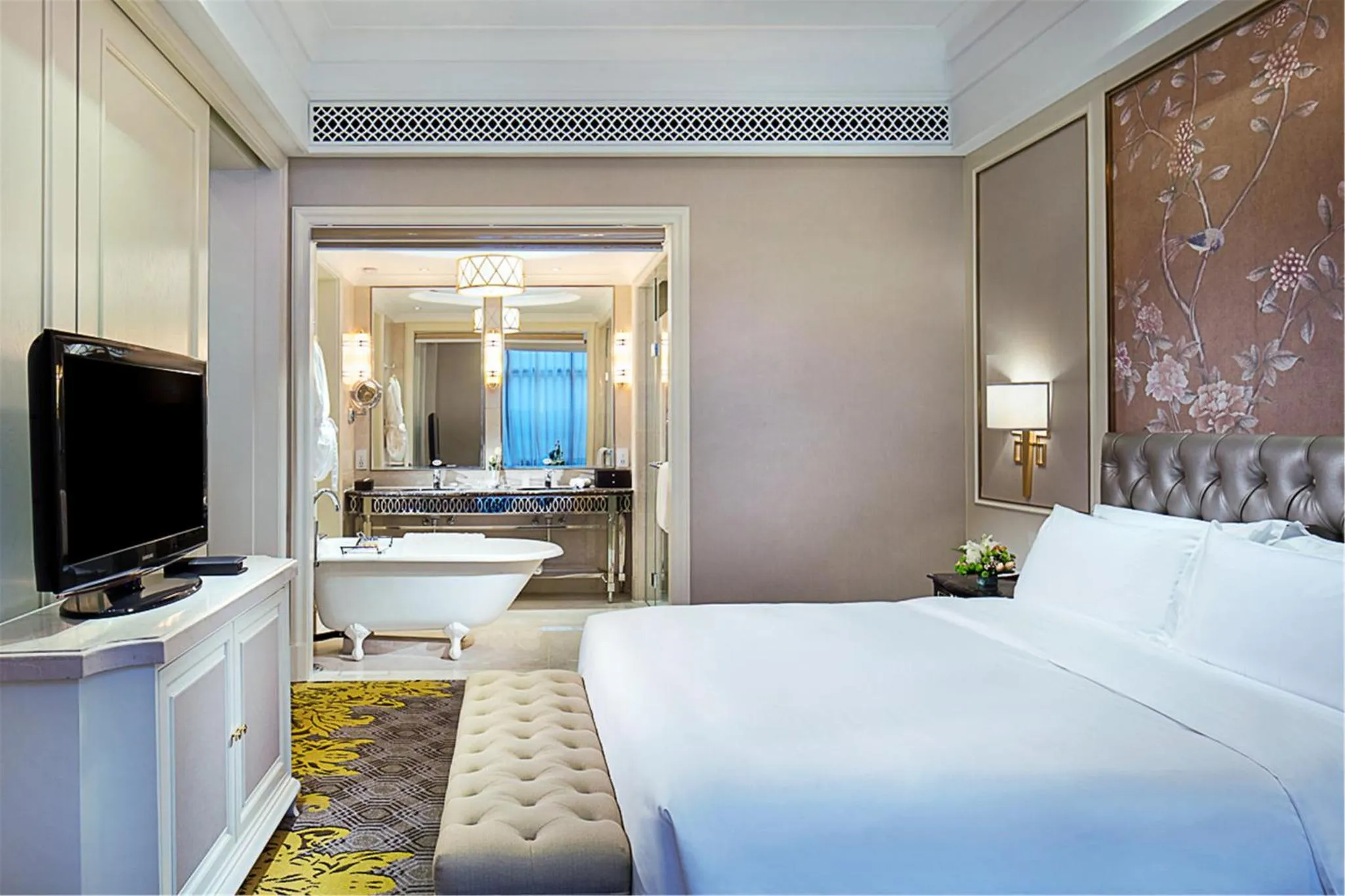 Photo of the whole room, Bed in Crowne Plaza Zhengzhou by IHG