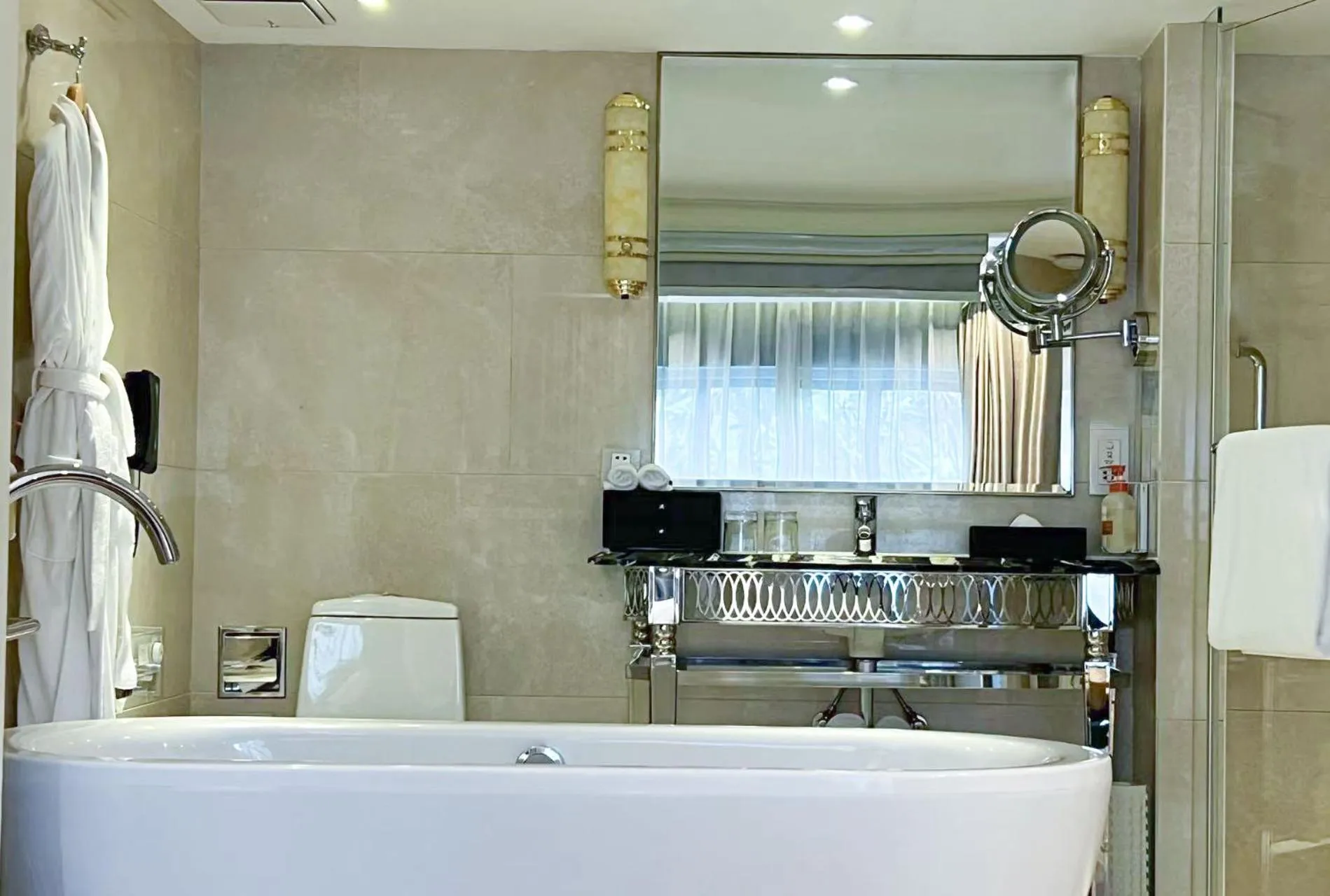 Bathroom in Crowne Plaza Zhengzhou by IHG