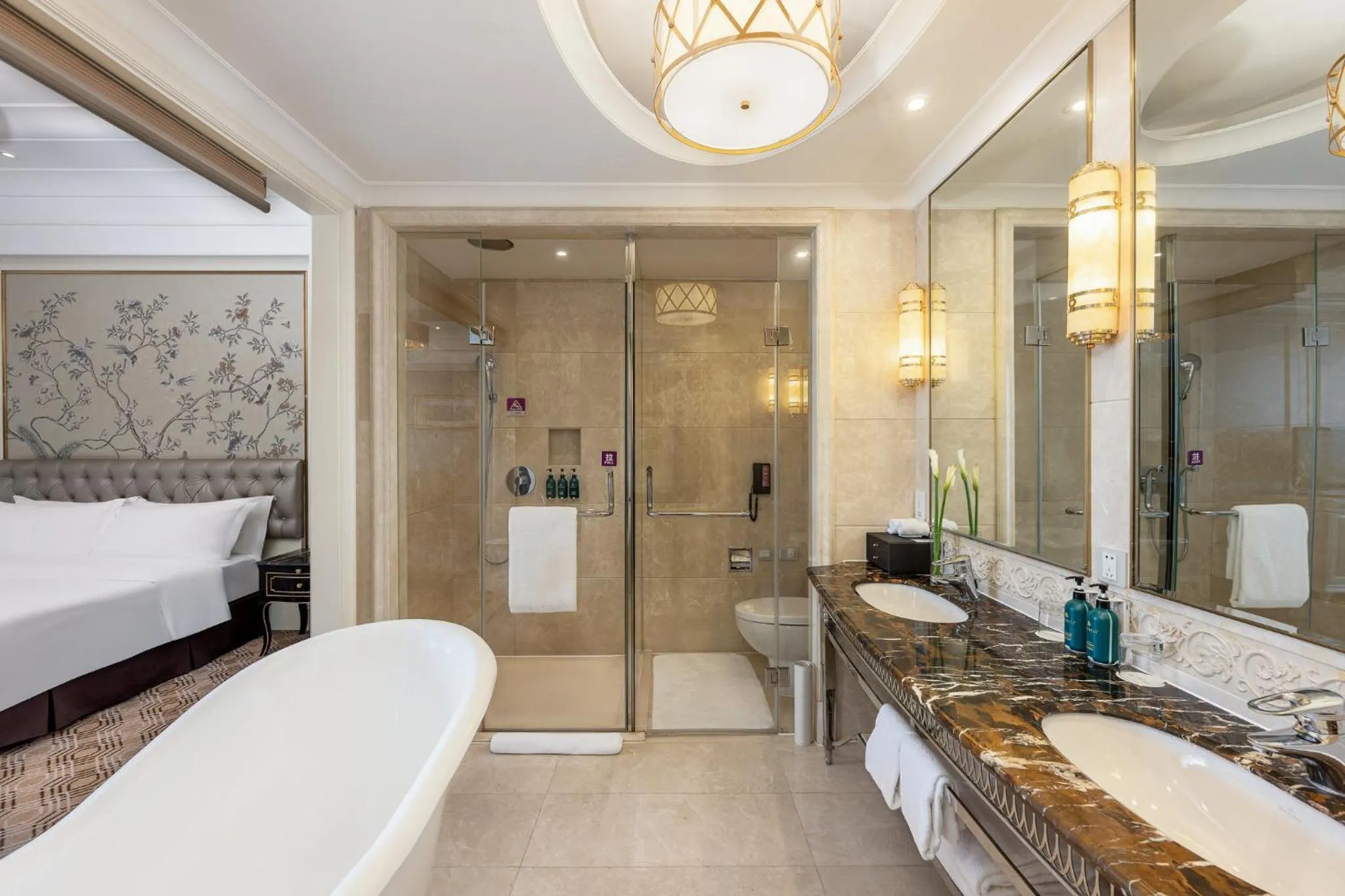 Photo of the whole room, Bed in Crowne Plaza Zhengzhou by IHG