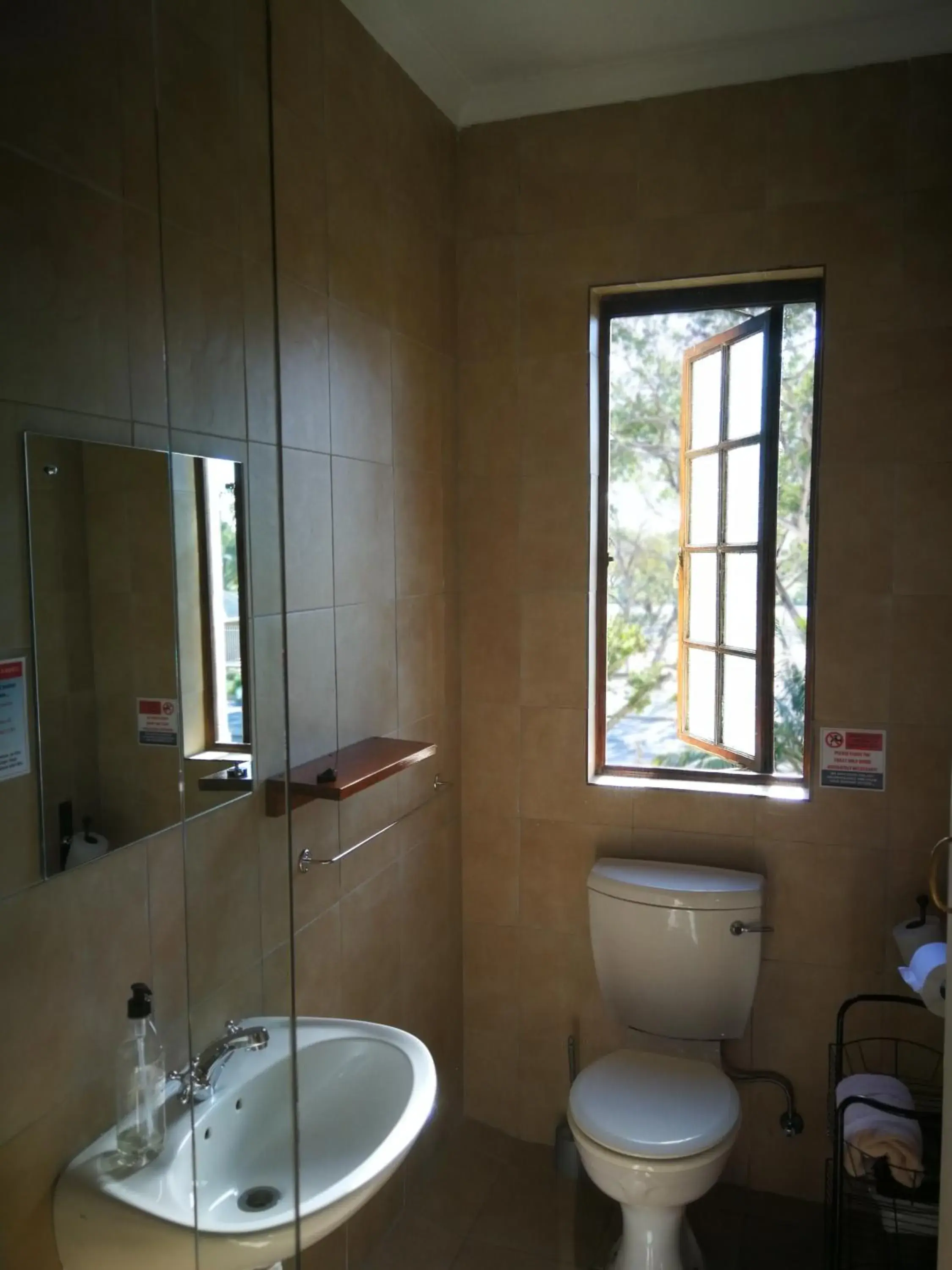 Twin Room with Bathroom in A Sunflower Stop Backpackers Twin Room with Bathroom in A Sunflower Stop Backpackers