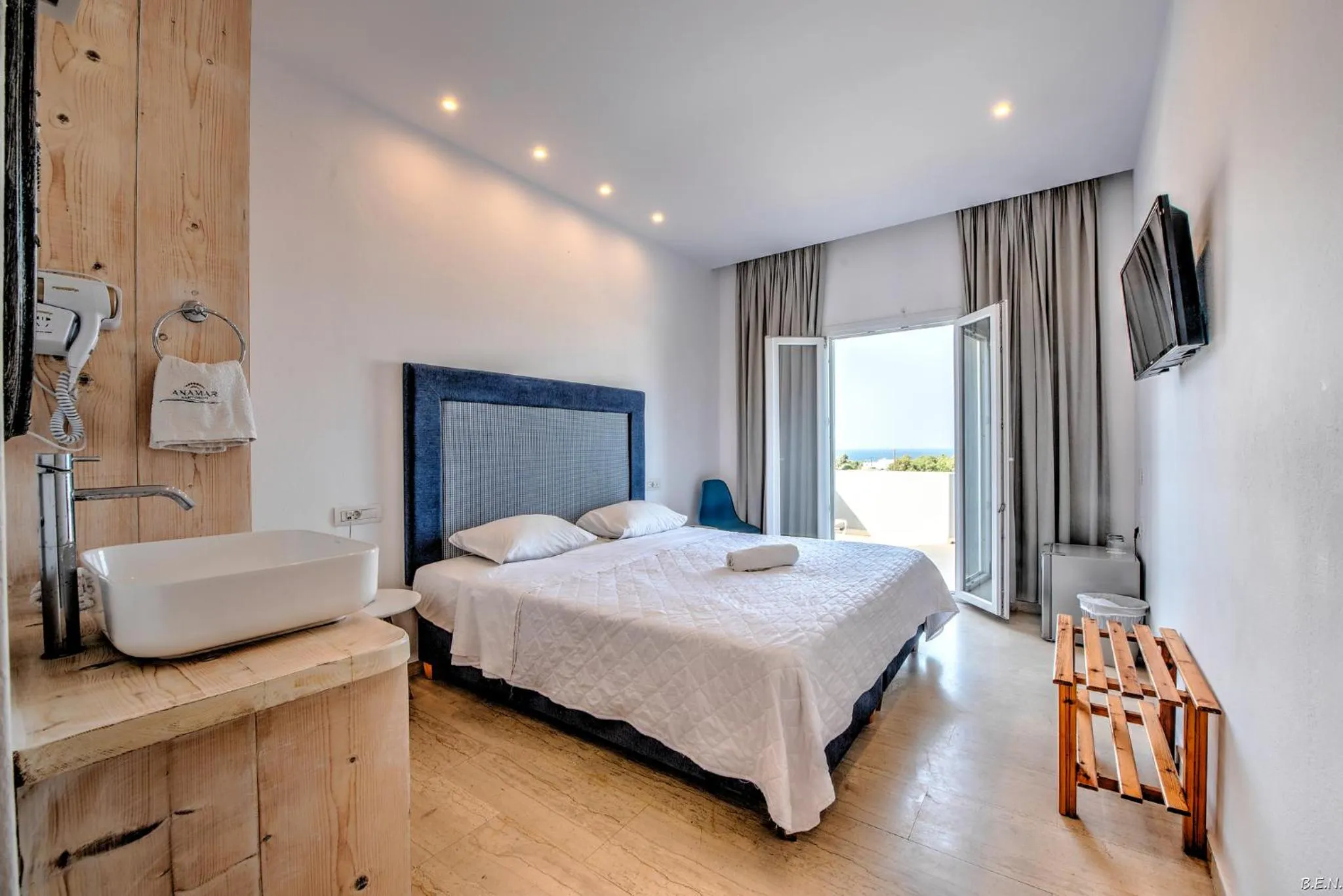 Photo of the whole room in Anamar Santorini