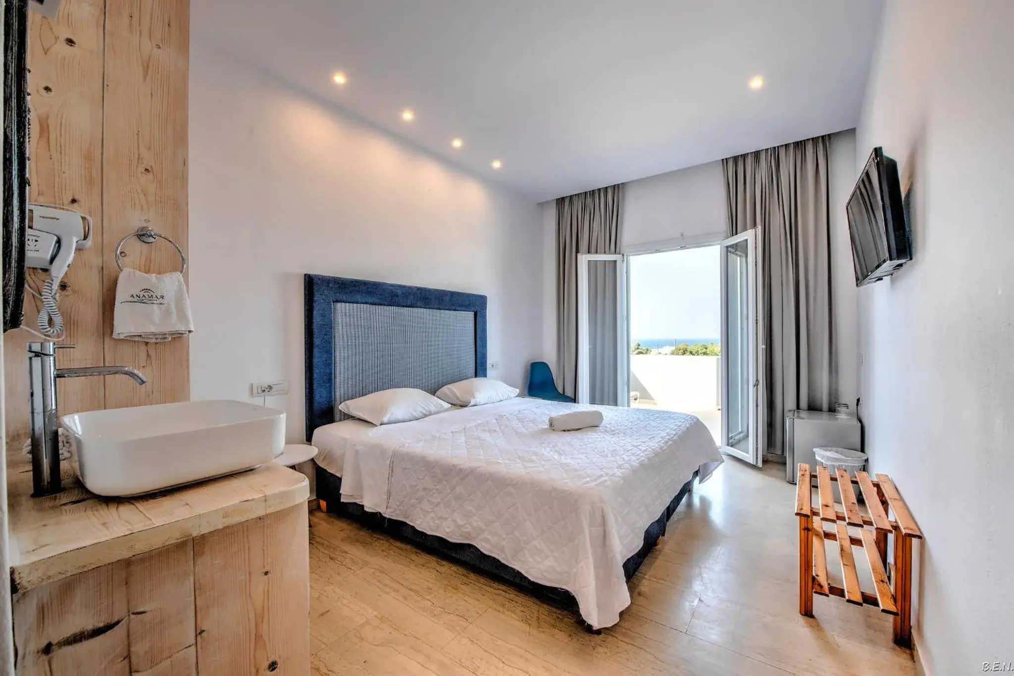 Photo of the whole room, Bed in Anamar Santorini Photo of the whole room, Bed in Anamar Santorini