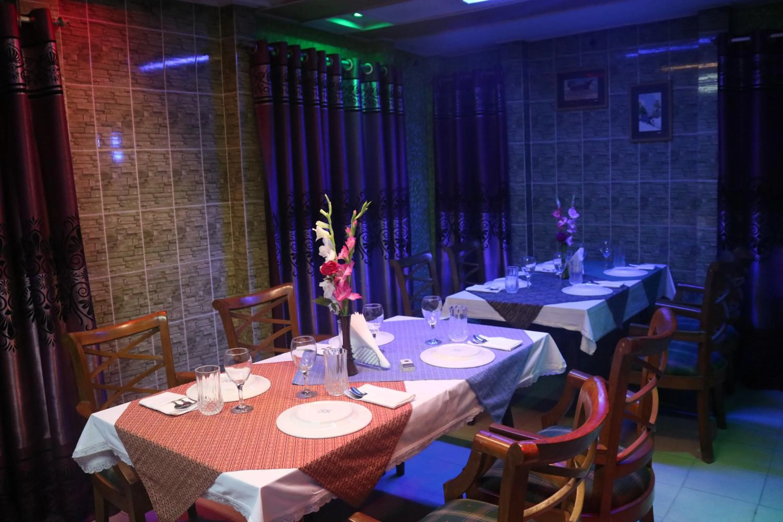 Restaurant/places to eat in Hotel De Meridian Ltd