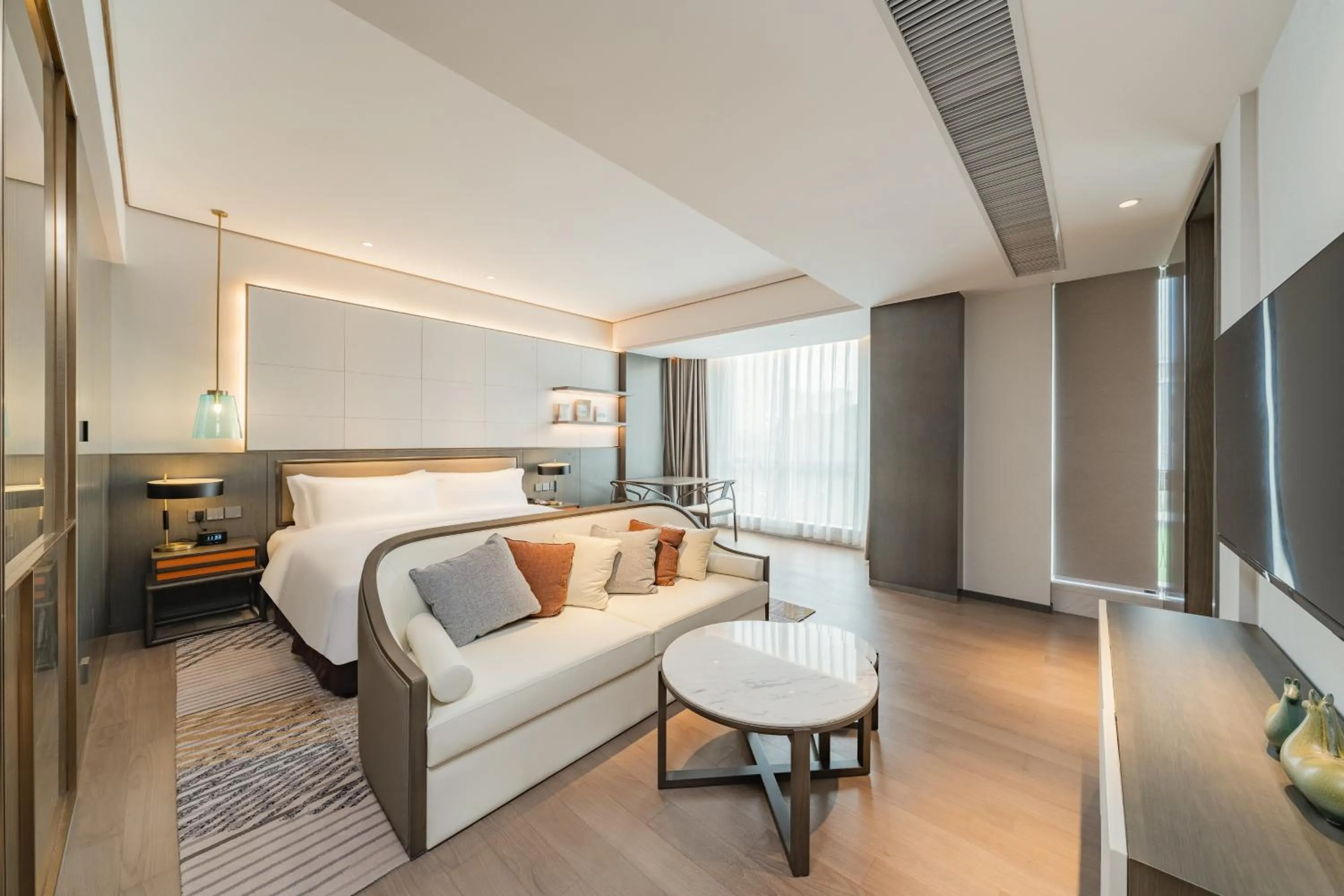 Photo of the whole room, Bed in Holiday Inn Zhengzhou Zhongzhou by IHG