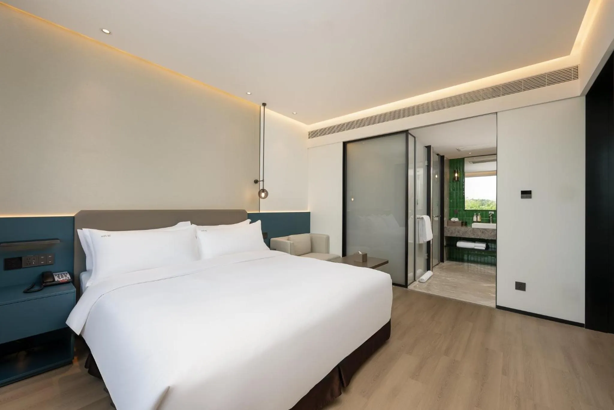 Photo of the whole room, Bed in Holiday Inn Zhengzhou Zhongzhou by IHG