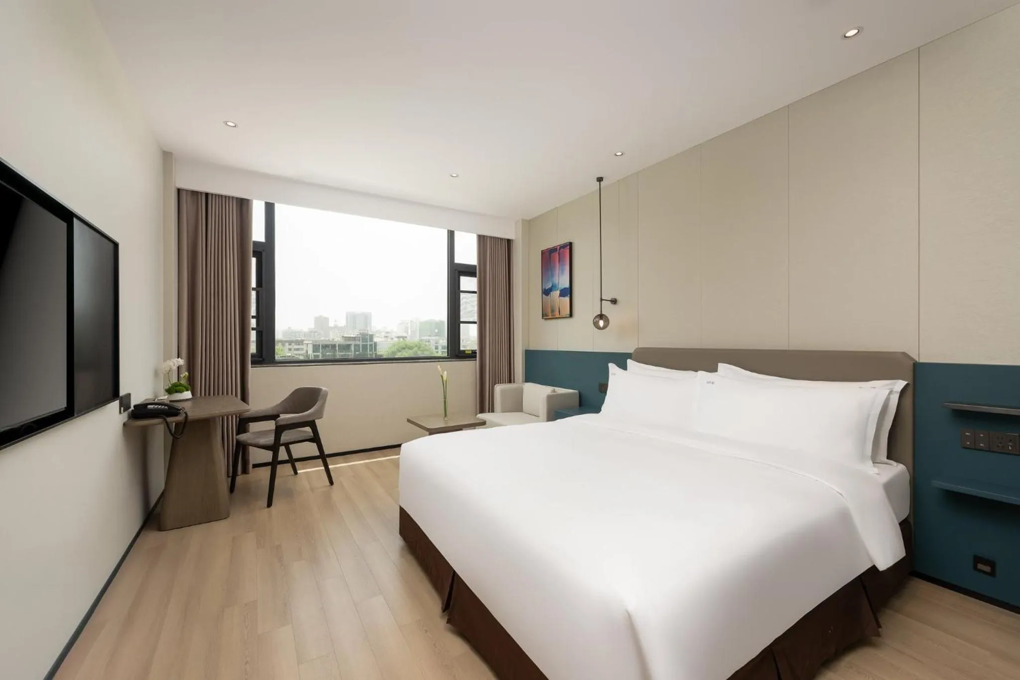 Photo of the whole room, Bed in Holiday Inn Zhengzhou Zhongzhou by IHG