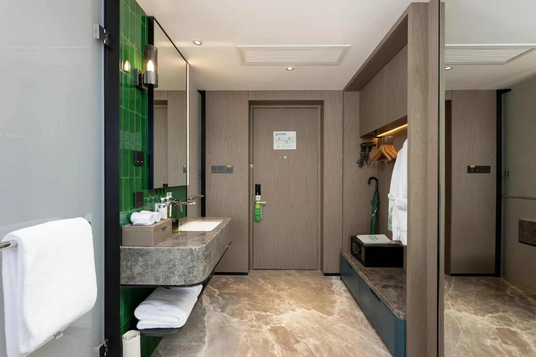 Photo of the whole room in Holiday Inn Zhengzhou Zhongzhou by IHG