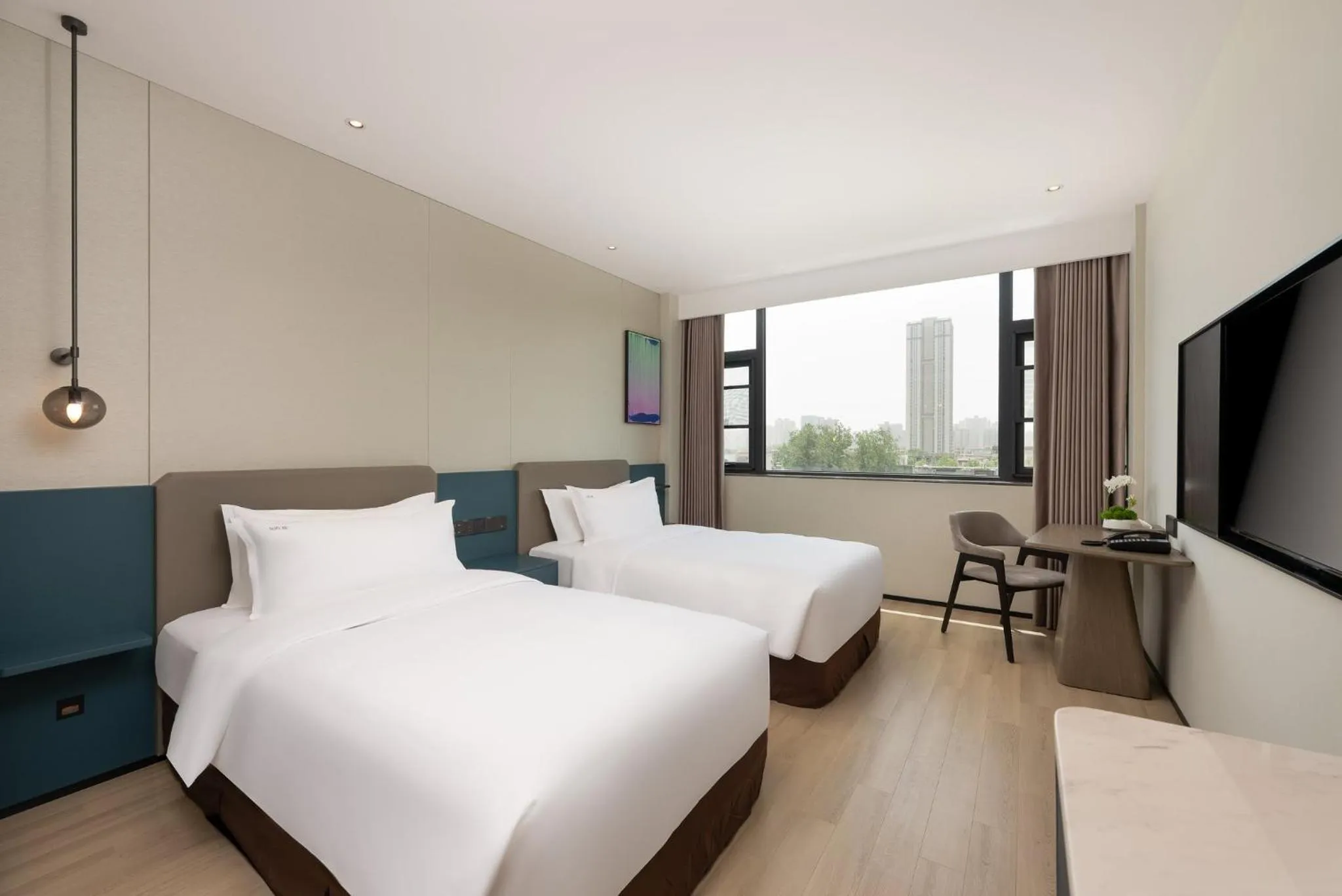 Photo of the whole room, Bed in Holiday Inn Zhengzhou Zhongzhou by IHG