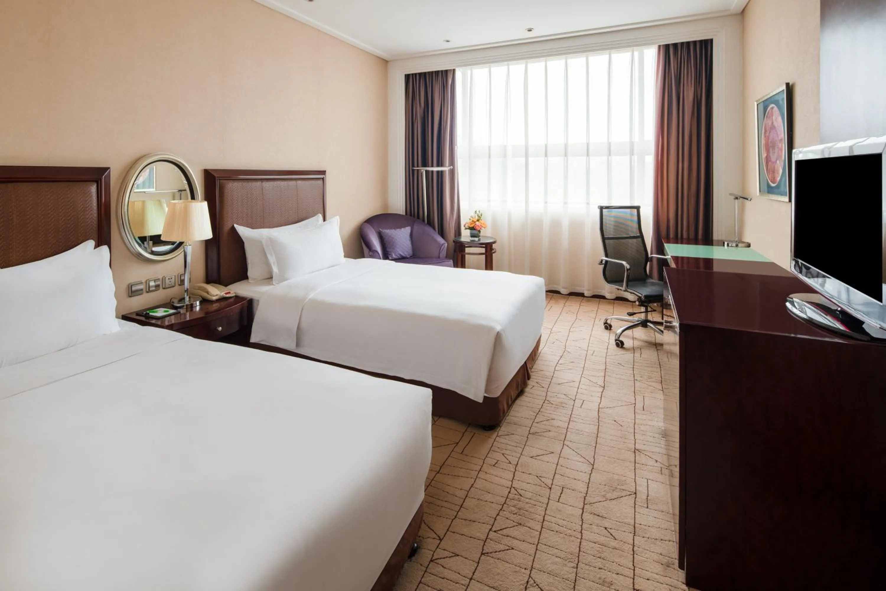 Photo of the whole room, Bed in Holiday Inn Zhengzhou Zhongzhou by IHG
