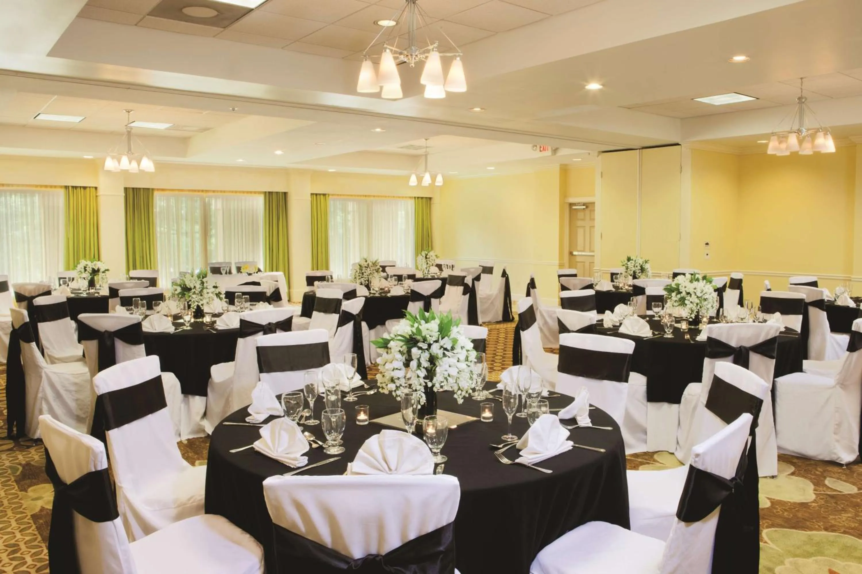 Meeting/conference room in Doubletree Suites by Hilton at The Battery Atlanta