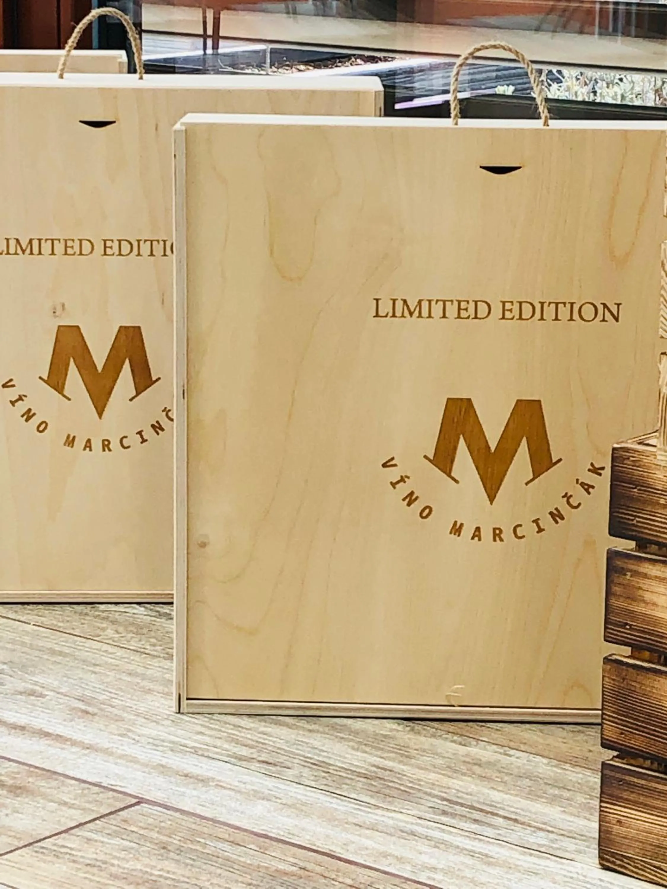 Logo/Certificate/Sign in Hotel Marcincak***