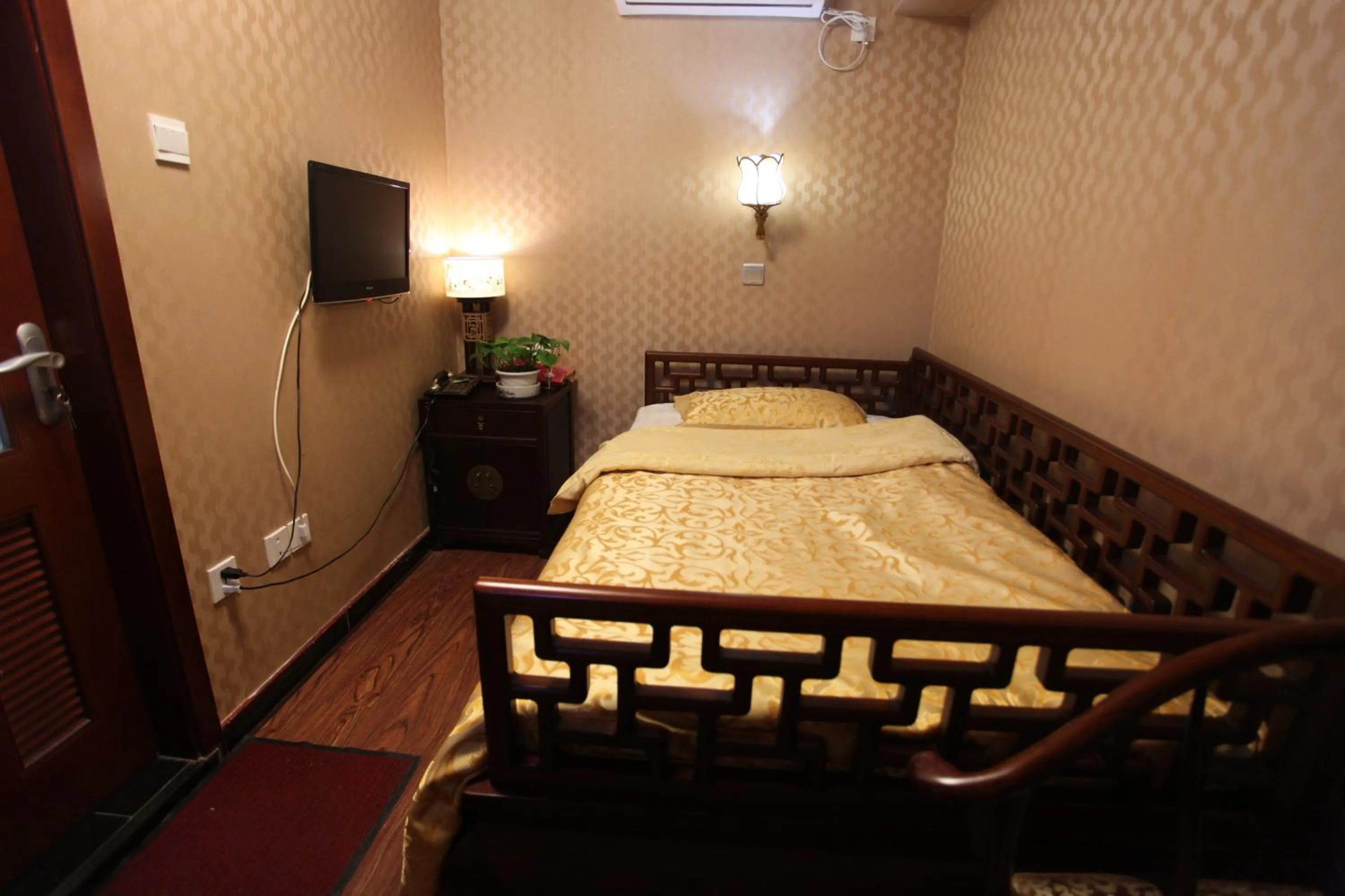 Bed in Imperial Courtyard